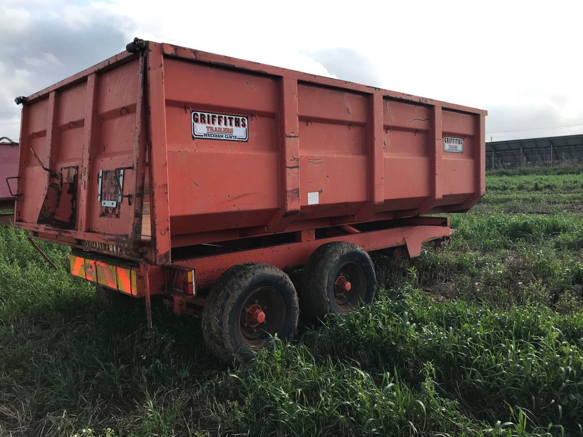 Griffiths Trailers GT80 8t twin axle trailer, manual rear door, manual grain chute on 275/65R16 whee - Image 4 of 7