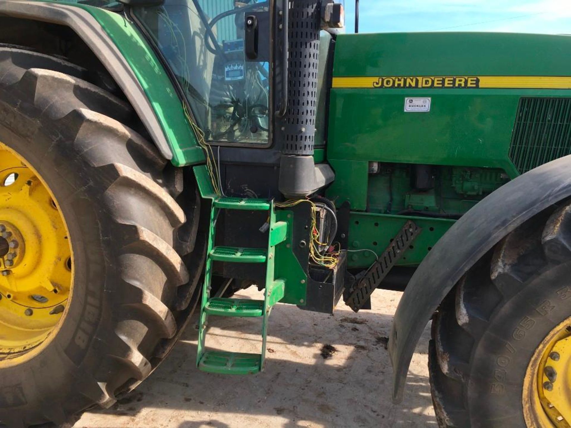 John Deere 7810 tractor with power quad gear box, 3 spool valves, pick up hitch, draw bar, air seat. - Image 11 of 14