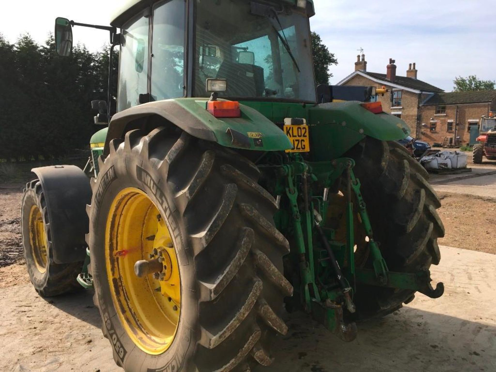 John Deere 7810 tractor with power quad gear box, 3 spool valves, pick up hitch, draw bar, air seat. - Image 7 of 14