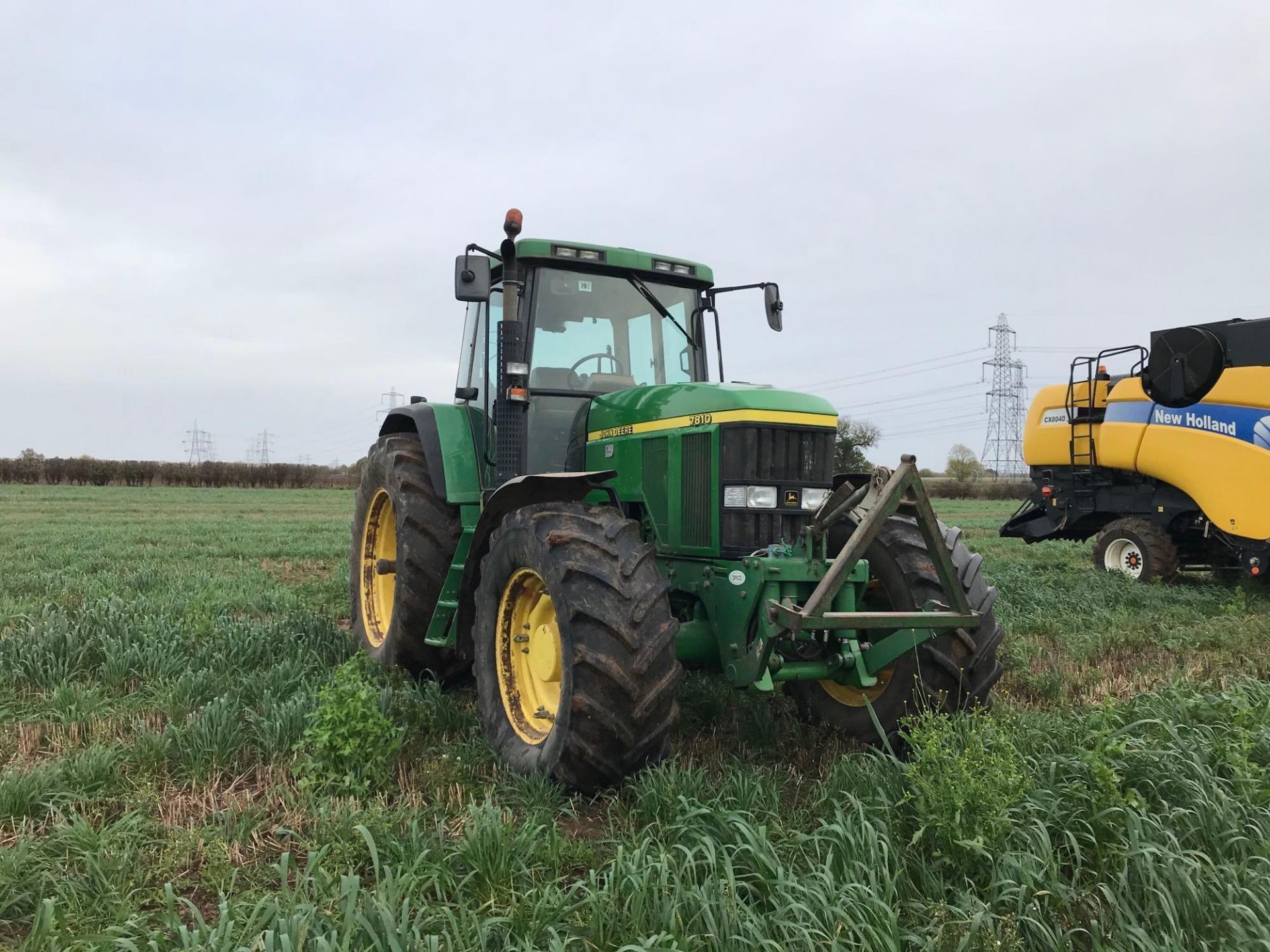 John Deere 7810 tractor with power quad gear box, 3 spool valves, pick up hitch, draw bar, air seat. - Image 2 of 14