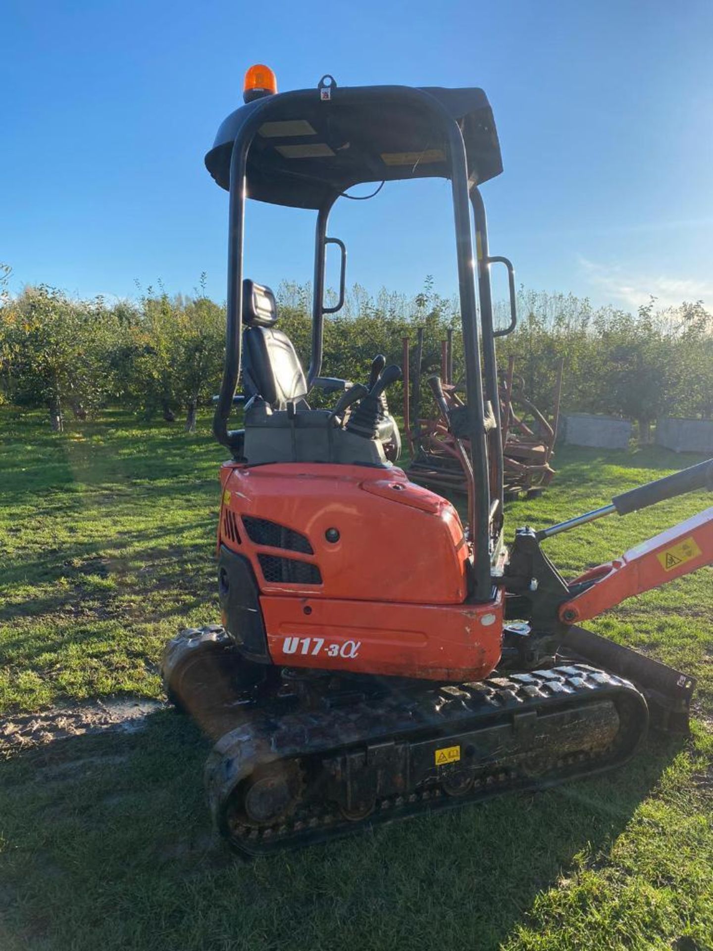 2019 Kubota U17-3a rubber tracked mini excavator with front blade and ditching bucket. Datatag Regis - Image 4 of 8