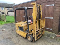 Caterpillar F30 1.5t electric battery forklift, 3.3m capacity. Hours: 4055. Serial No: 5CB416. Spare