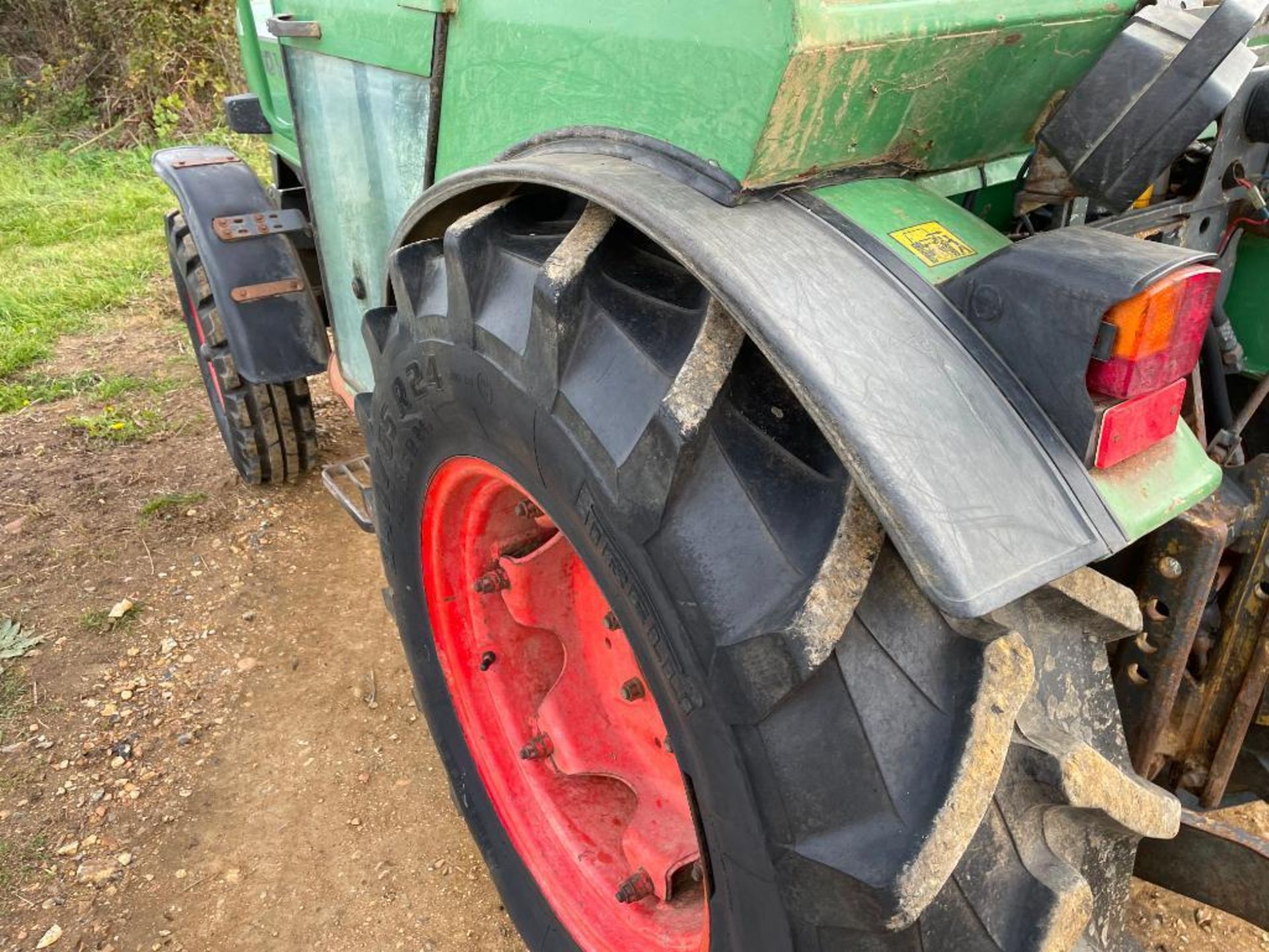 1989 Fendt 260V 2wd diesel vineyard tractor on Fulda 7.50/16SL front and Pirelli 340/85R24 rear whee - Image 13 of 15