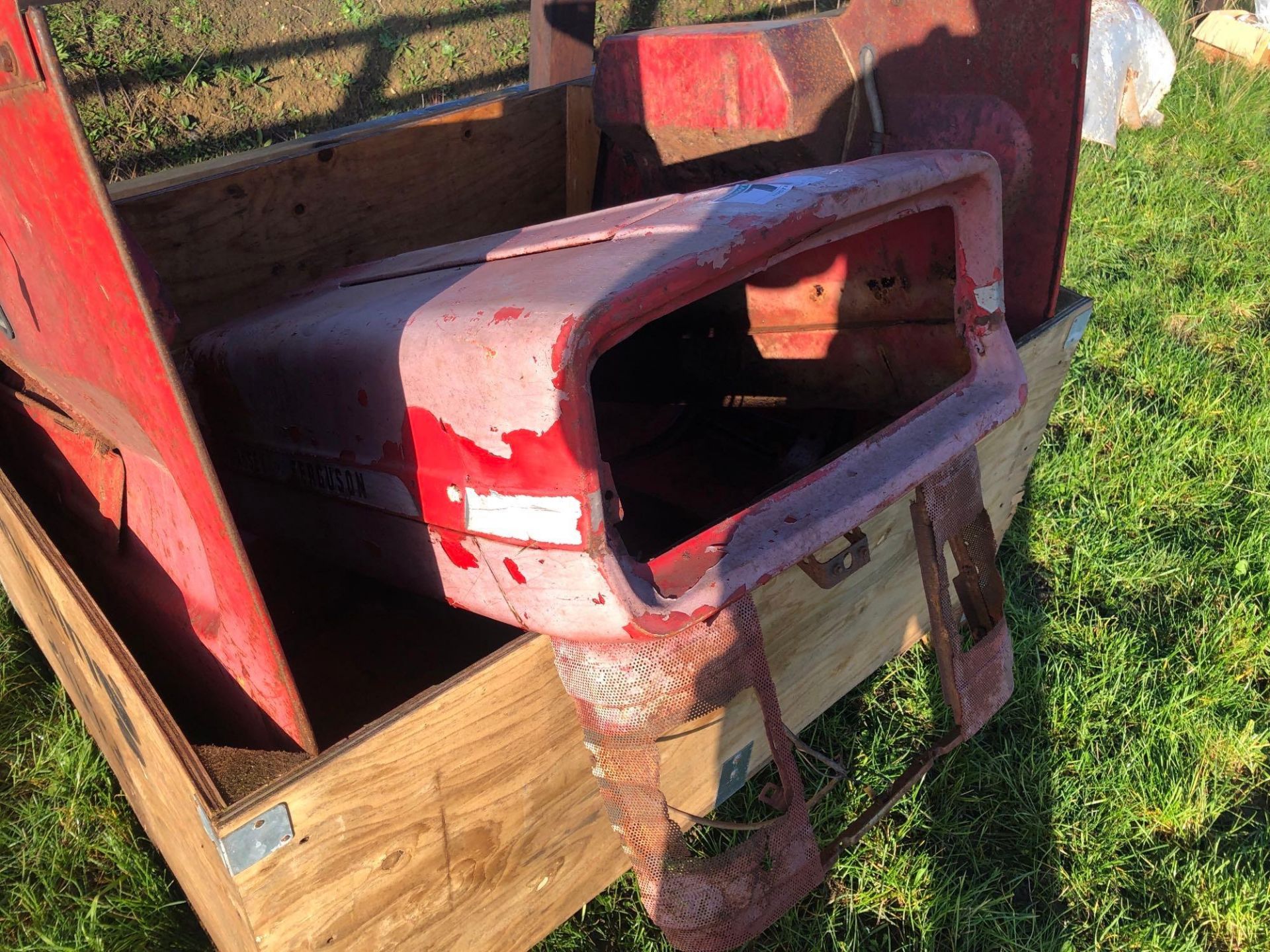 Massey Ferguson 135 wings and bonnet. Please note: bin not included - Image 2 of 3