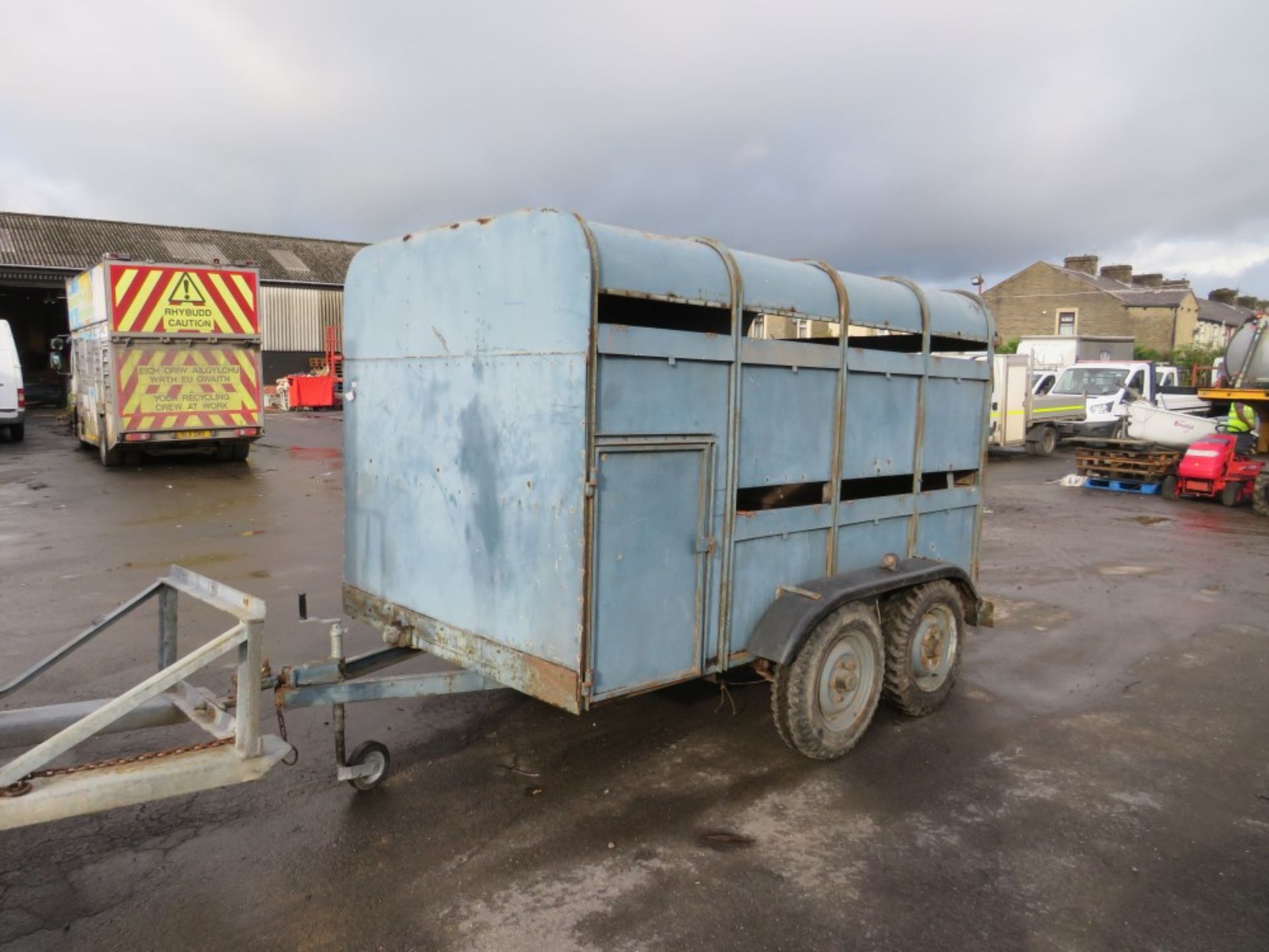 IFOR WILLIAMS TWIN AXLE LIVESTOCK TRAILER, 10' X 6' BODY WITH SIDE DOOR [NO VAT] - Image 2 of 4