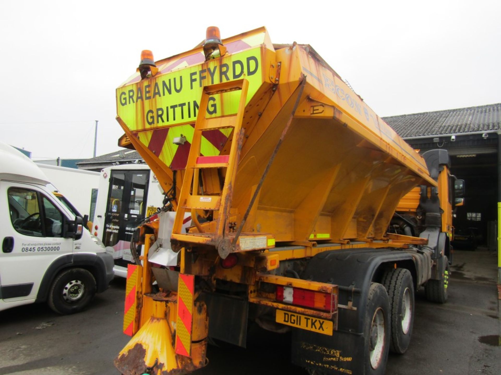 11 reg MERCEDES 3332AK 6 X 6 DEMOUNT GRITTER (DIRECT COUNCIL) 1ST REG 06/11, 19490KM INCORRECT - NEW - Image 4 of 8