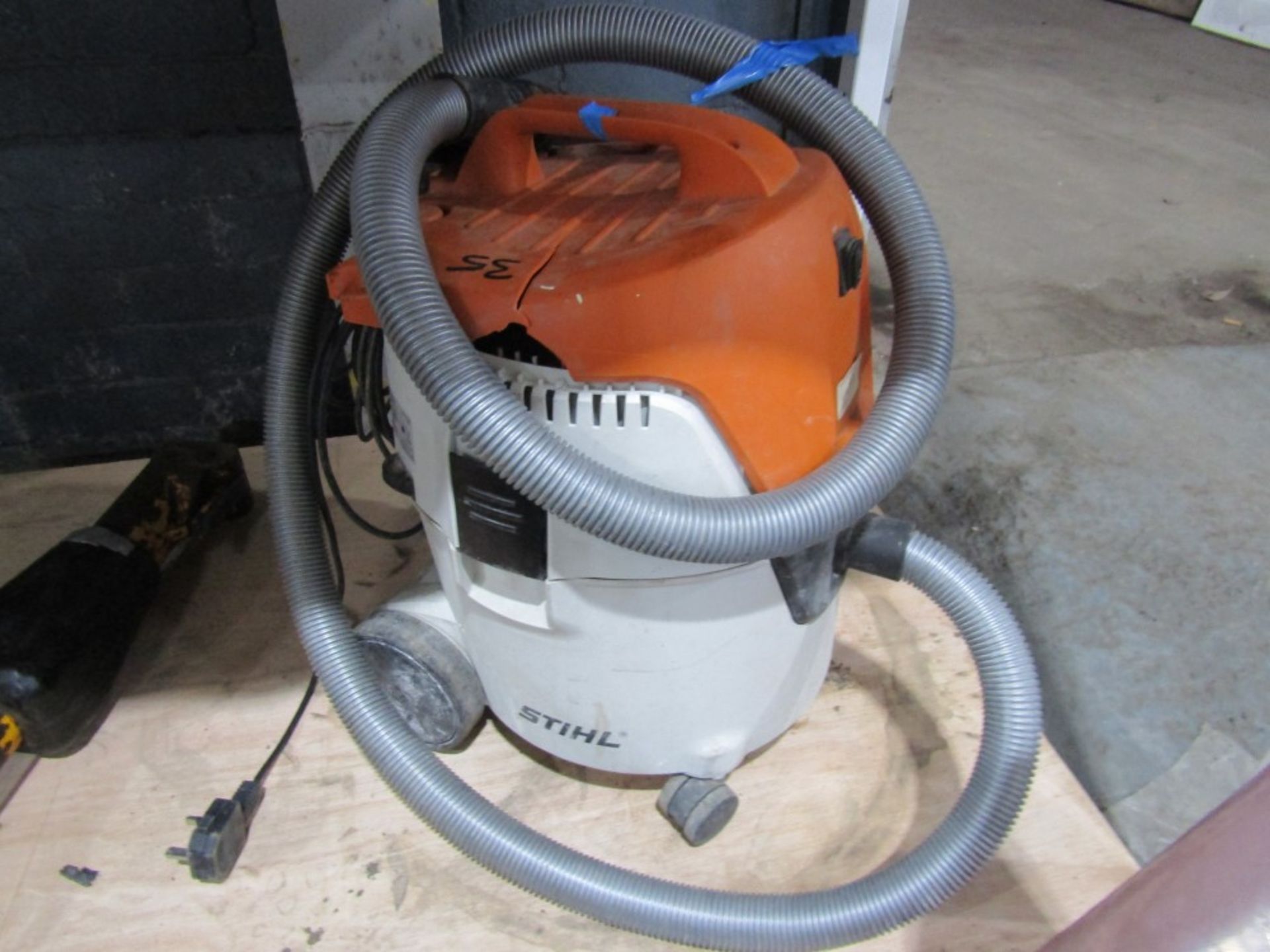 240V SINGLE MOTOR DRY VACUUM (DIRECT HIRE COMPANY) [+ VAT]