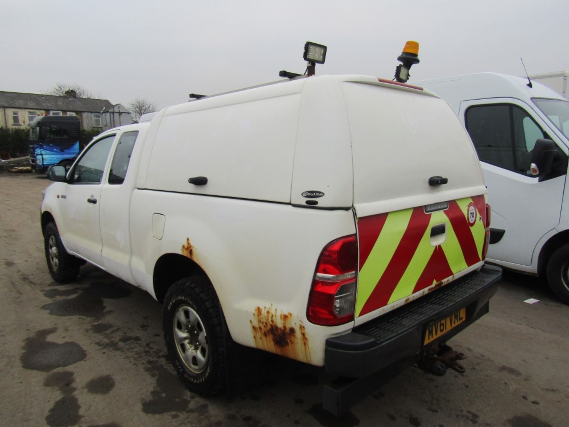 61 reg TOYOTA HILUX HL2 D-4D 4 X 4 ECB (DIRECT UNITED UTILITIES WATER) 1ST REG 11/11, TEST 09/22, - Image 3 of 7