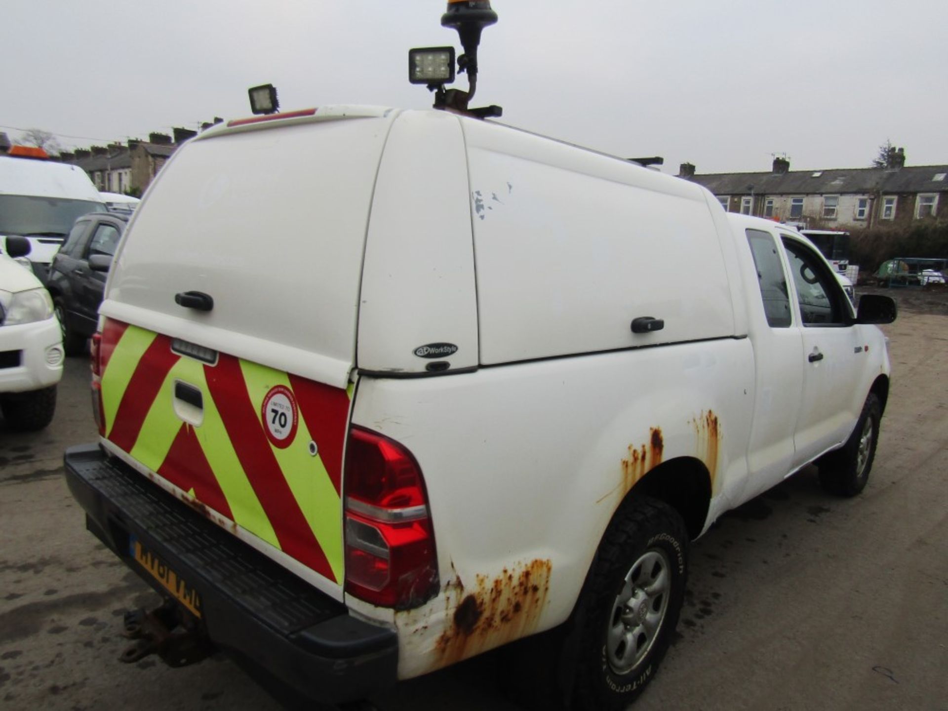 61 reg TOYOTA HILUX HL2 D-4D 4 X 4 ECB (DIRECT UNITED UTILITIES WATER) 1ST REG 11/11, TEST 09/22, - Image 4 of 7