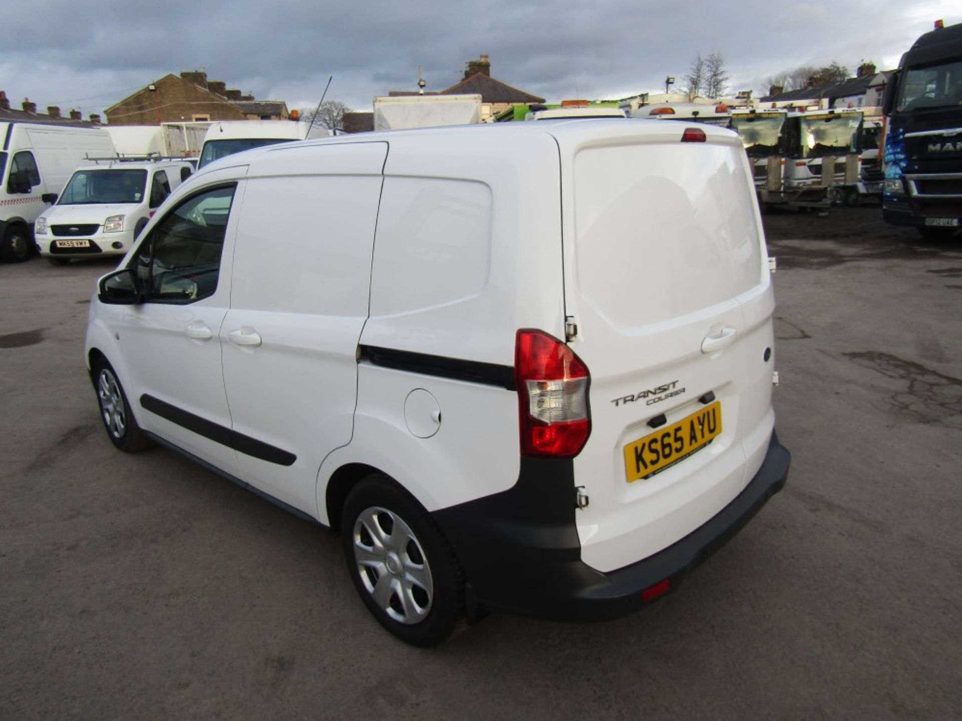 65 reg FORD TRANSIT COURIER TREND TDCI, PLY LINING, BLUETOOTH, 4 SERVICE BOOK STAMPS, 1ST REG - Image 3 of 7
