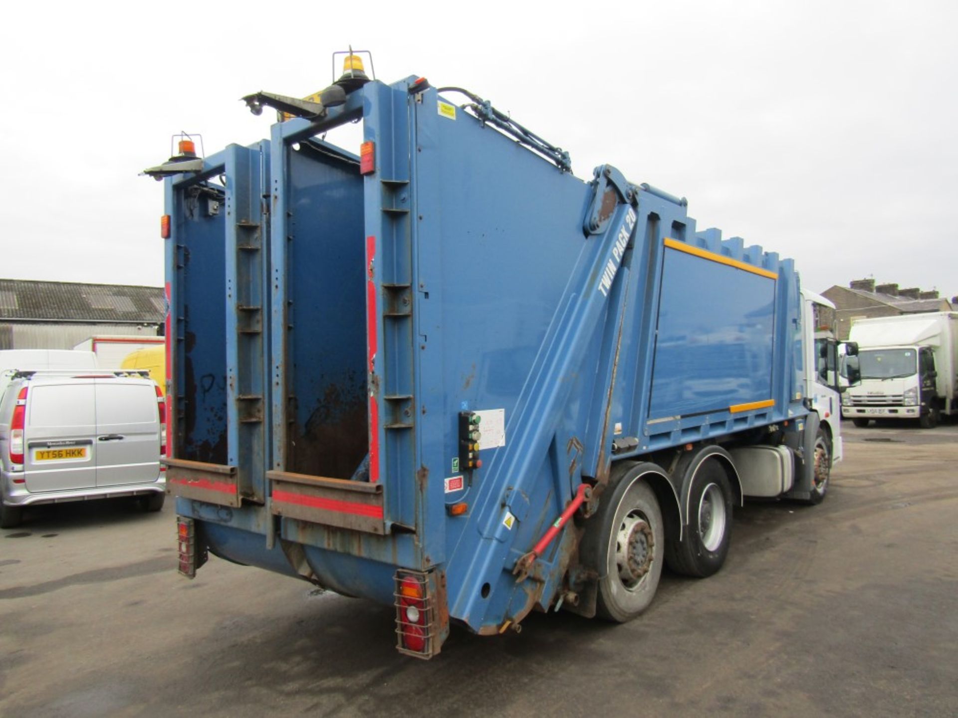 60 reg MERCEDES ECONIC 2629 REFUSE WAGON, DENNIS 50/50 SPLIT BODY - NO LIFT, 1ST REG 10/10, - Image 4 of 6