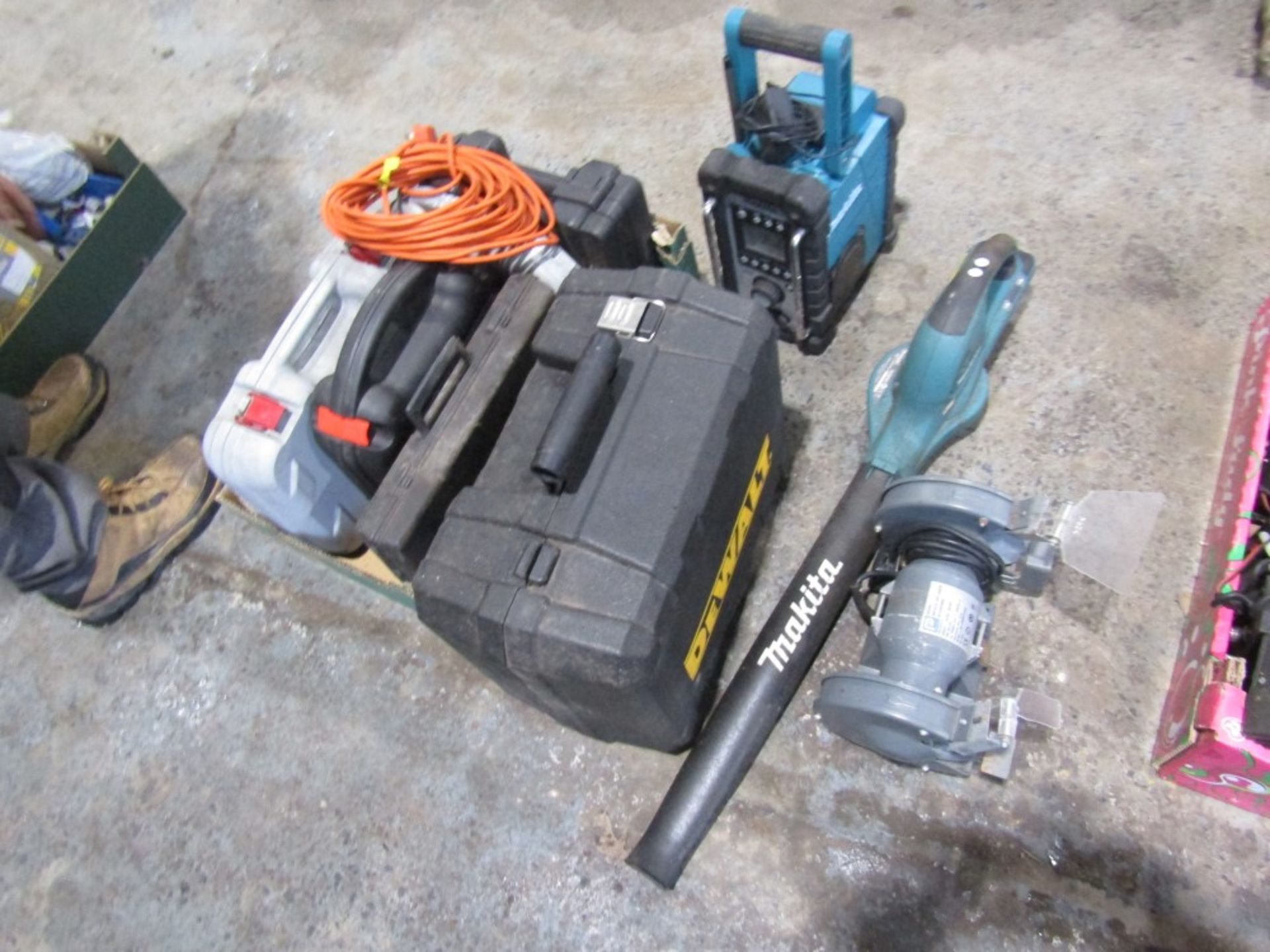 TRAY OF POWER TOOLS, MAKITA BLOWER, MAKITA RADIO, GRINDING WHEEL & DEWALT CIRCULAR SAW [NO VAT]