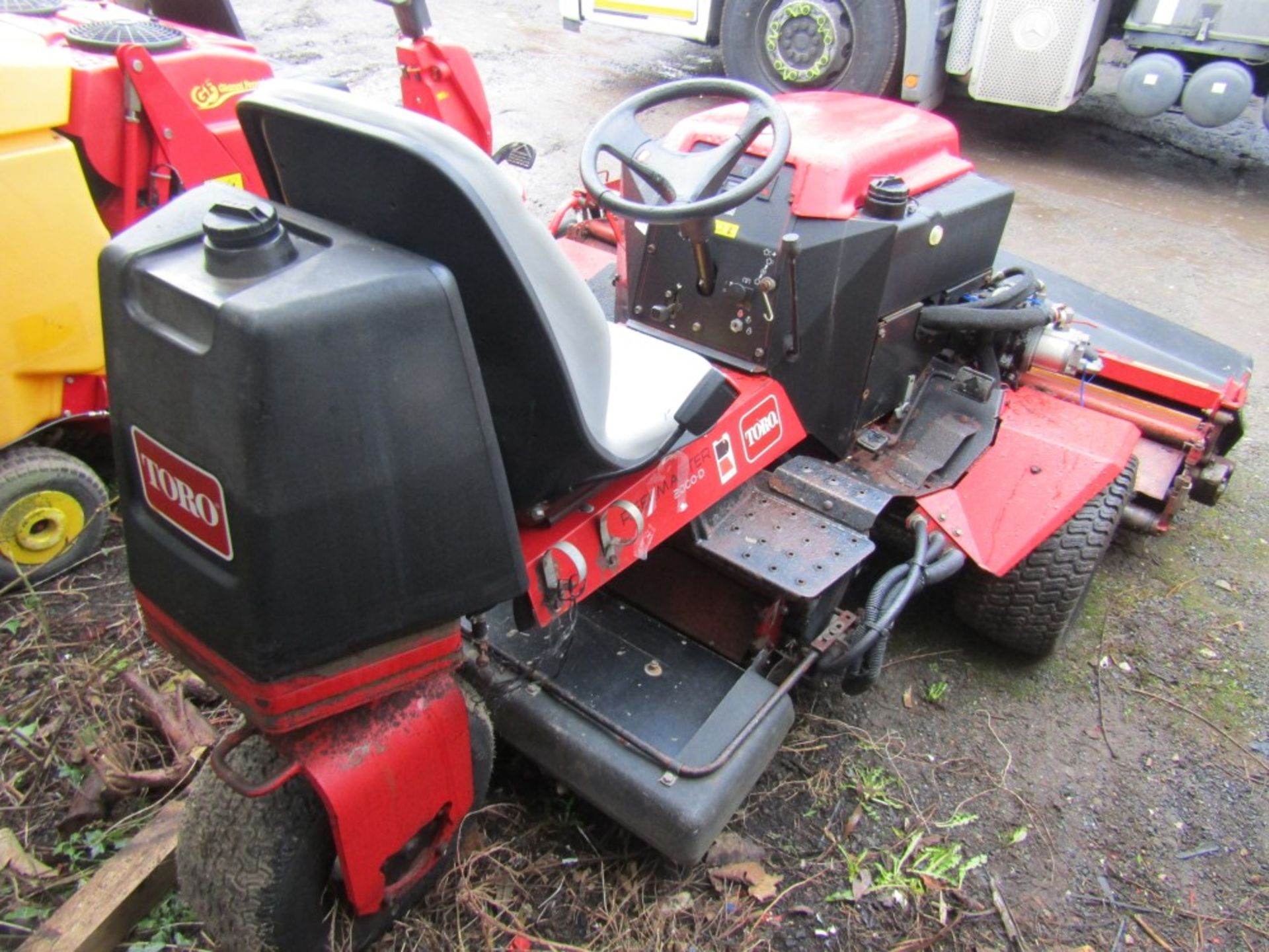 TORO REELMASTER 2000D 3 HEAD CYLINDER MOWER, 1535 HOURS [+ VAT] - Image 3 of 5