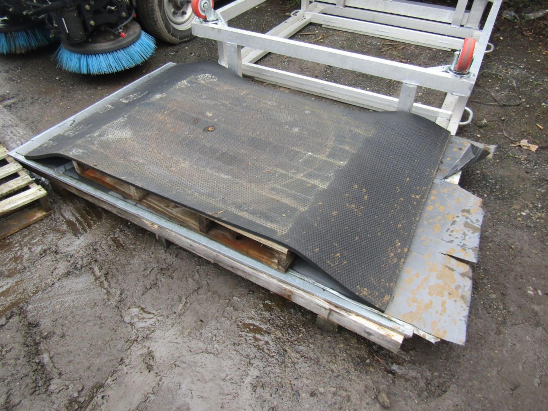 PALLET OF METAL SHEETS APPROX 6'7" X 4' & RUBBER MAT [NO VAT]