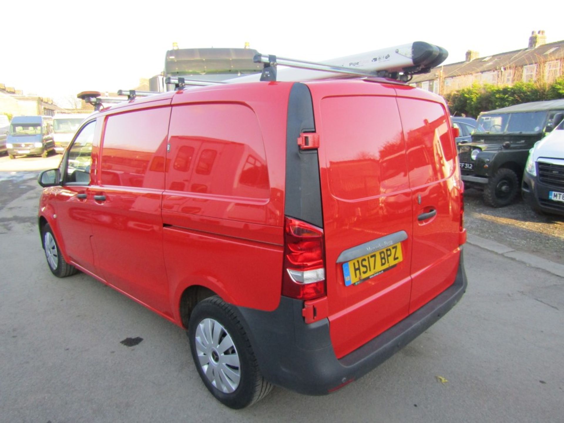 17 reg MERCEDES VITO 109 CDI COMPACT, AIR CON, SAT NAV, BLUE TOOTH, RACKING IN REAR, 1ST REG 07/ - Image 3 of 7