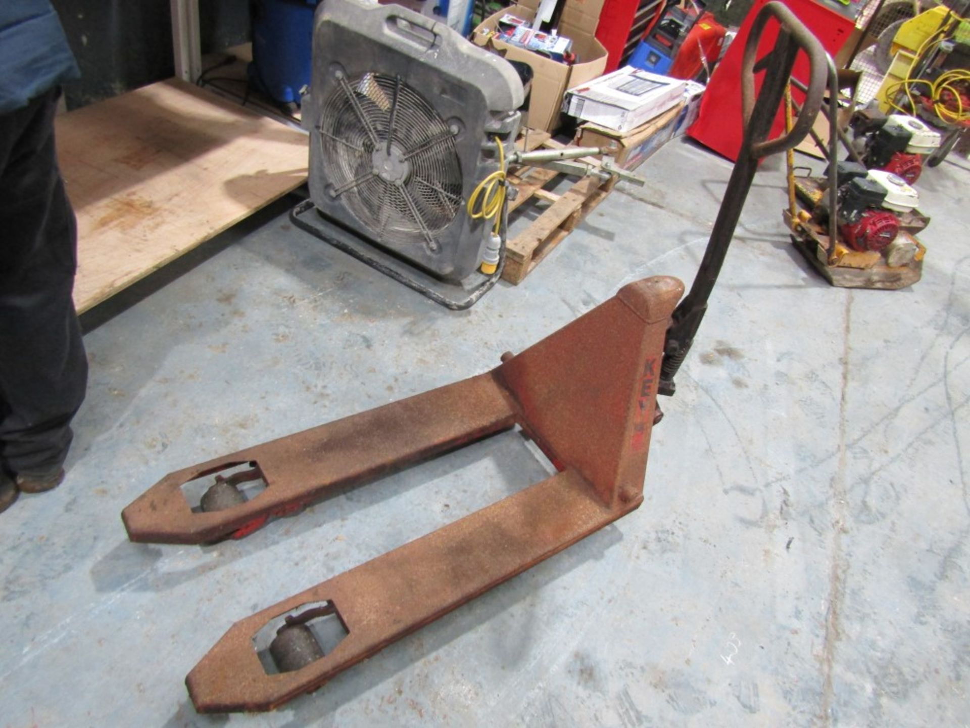 KEY PALLET TRUCK [NO VAT]