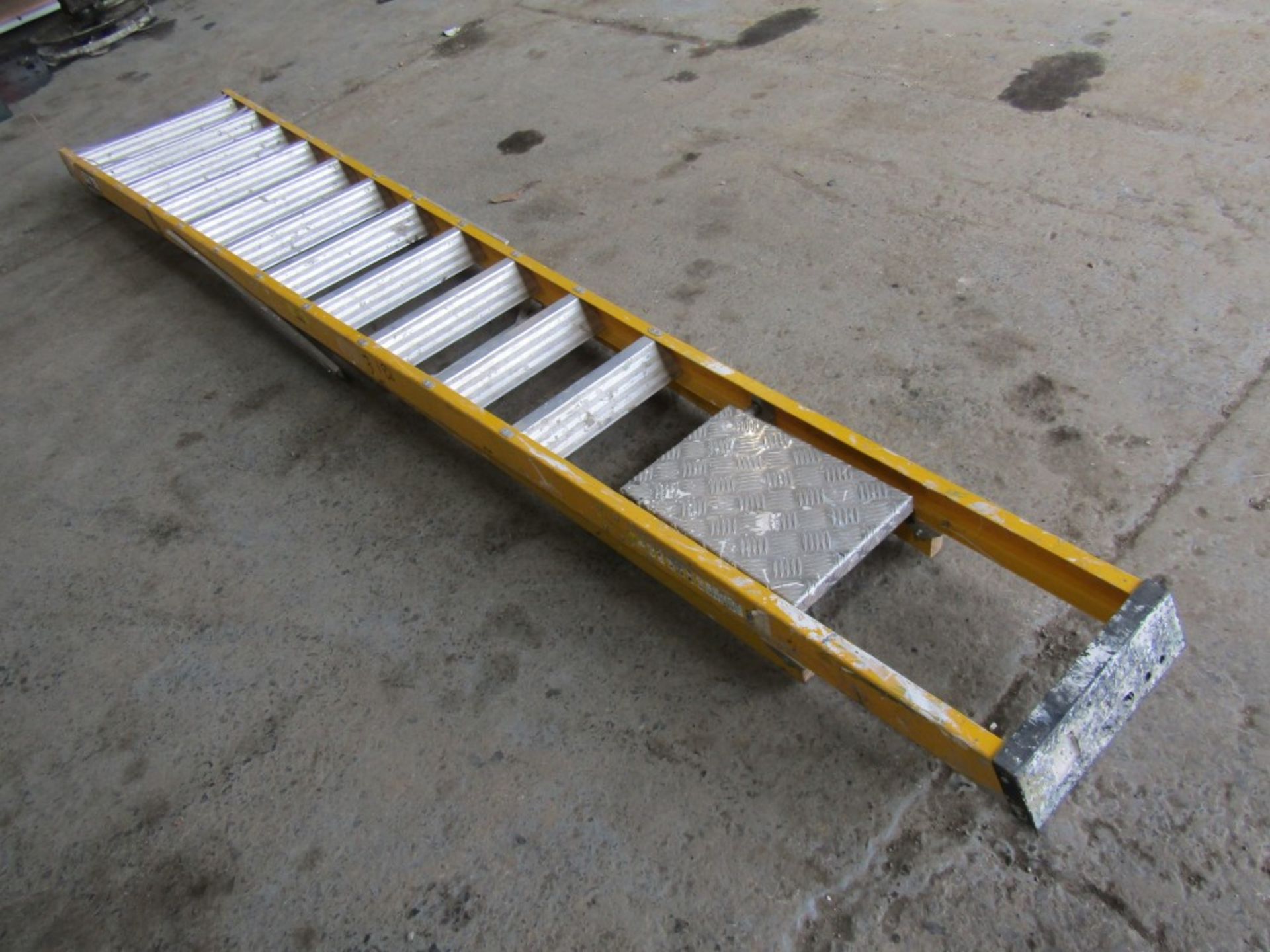 10" 12 TREAD FIBRE GLASS PLATFORM STEP (DIRECT HIRE COMPANY) [+ VAT]