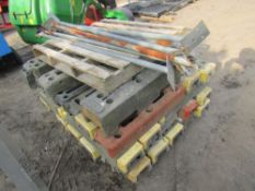 PALLET OF HARRIS FENCE FEET [+ VAT]