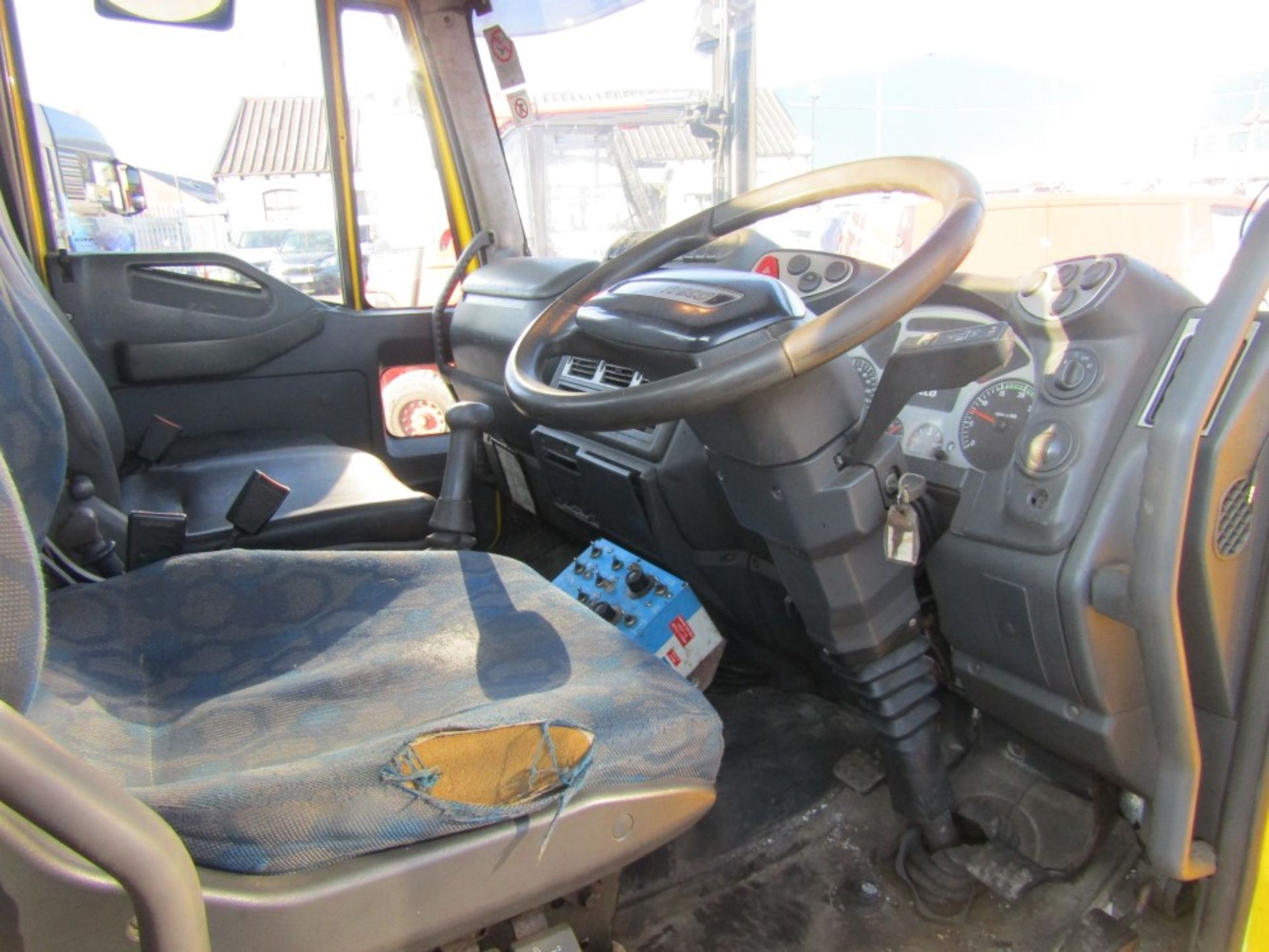 04 reg IVECO 7.5 TON ECON GRITTER C/W SNOW PLOUGH, 1ST REG 03/04, 164643KM NOT WARRANTED, V5 HERE, 4 - Image 5 of 6