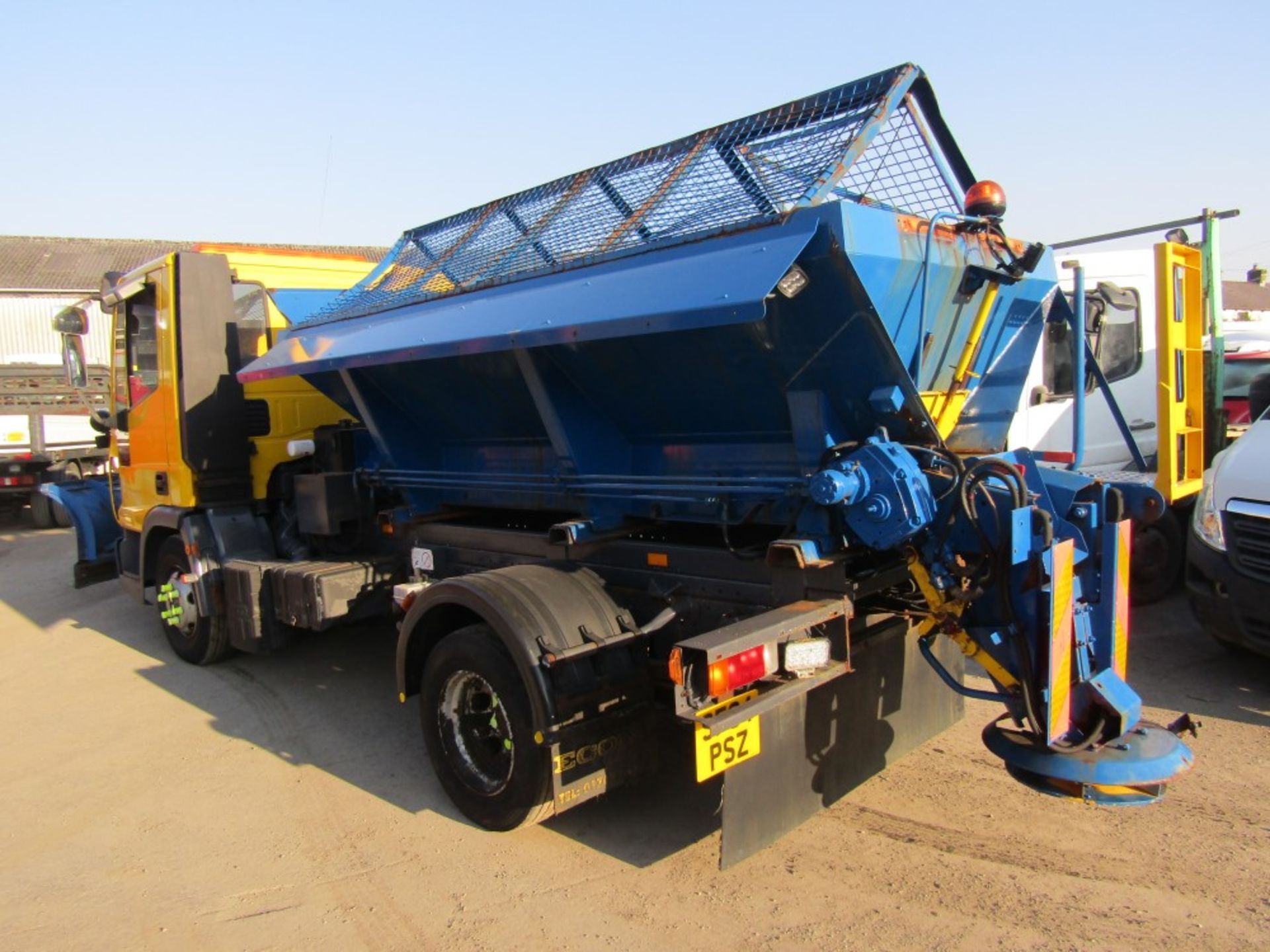 04 reg IVECO 7.5 TON ECON GRITTER C/W SNOW PLOUGH, 1ST REG 03/04, 164643KM NOT WARRANTED, V5 HERE, 4 - Image 3 of 6