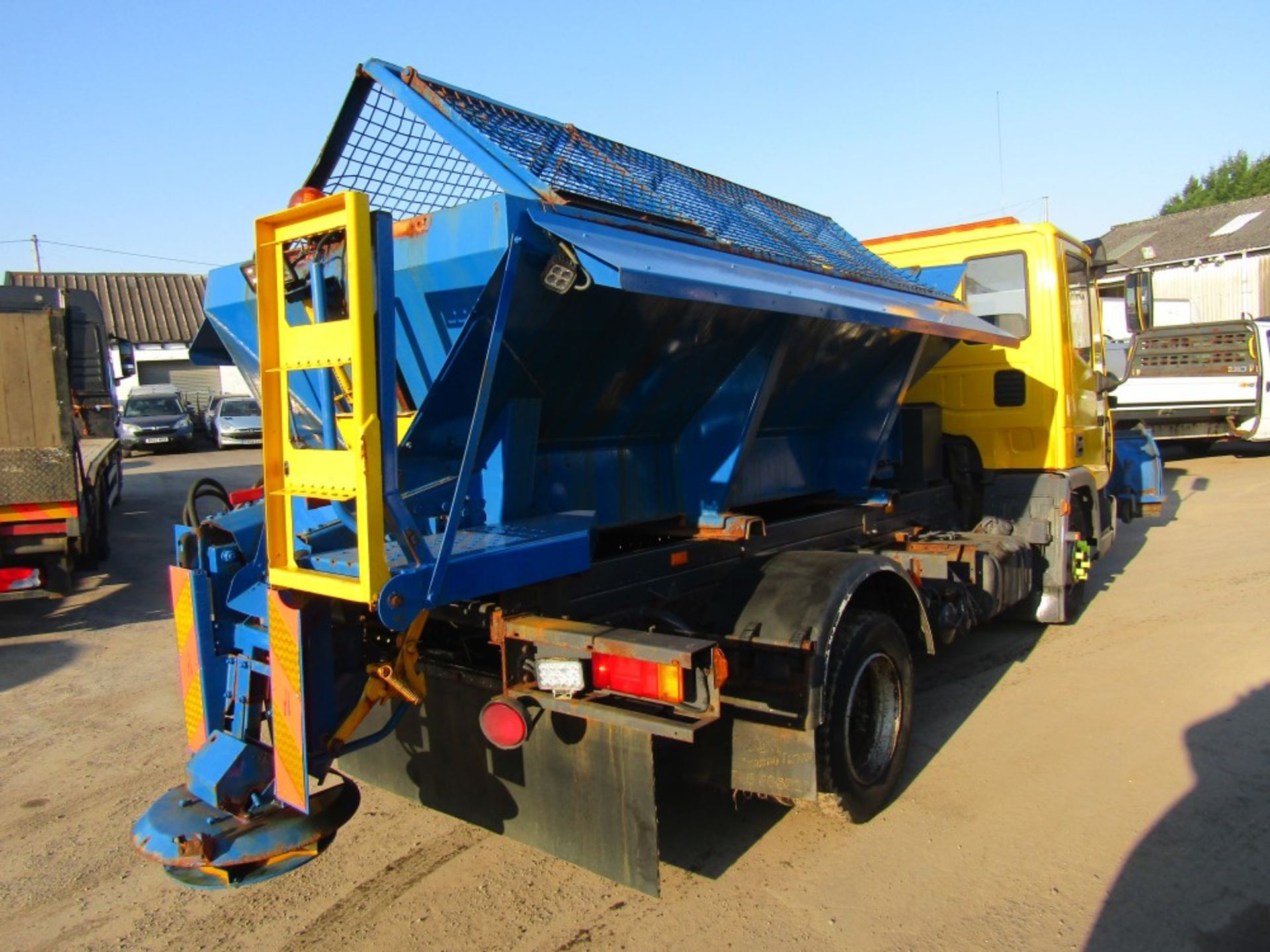 04 reg IVECO 7.5 TON ECON GRITTER C/W SNOW PLOUGH, 1ST REG 03/04, 164643KM NOT WARRANTED, V5 HERE, 4 - Image 4 of 6