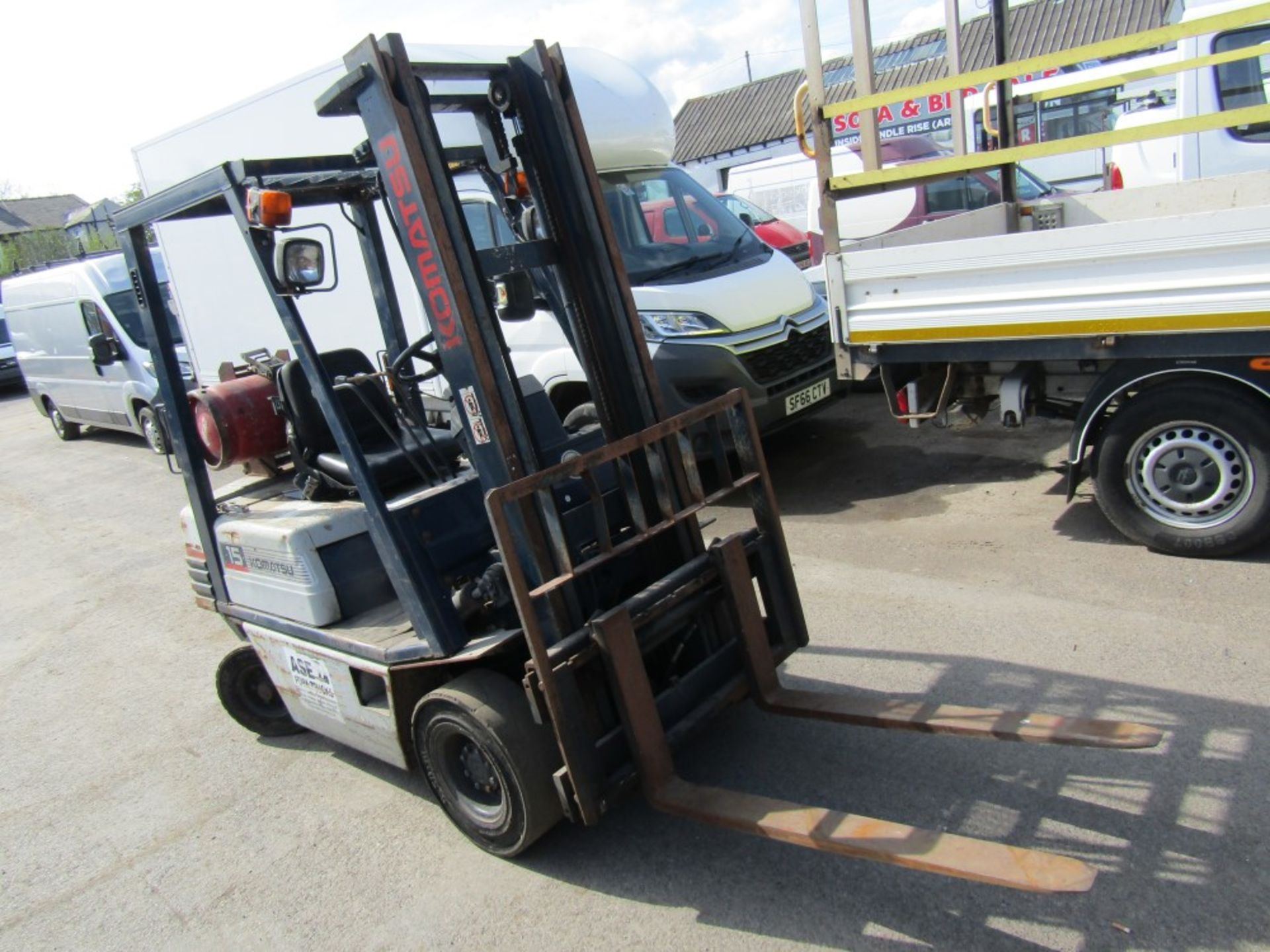 1992 KOMATSU FG15T-15 GAS FORK LIFT TRUCK, CONTAINER SPEC, LOW HEIGHT, SIDE SHIFT, 3073 HOURS NOT