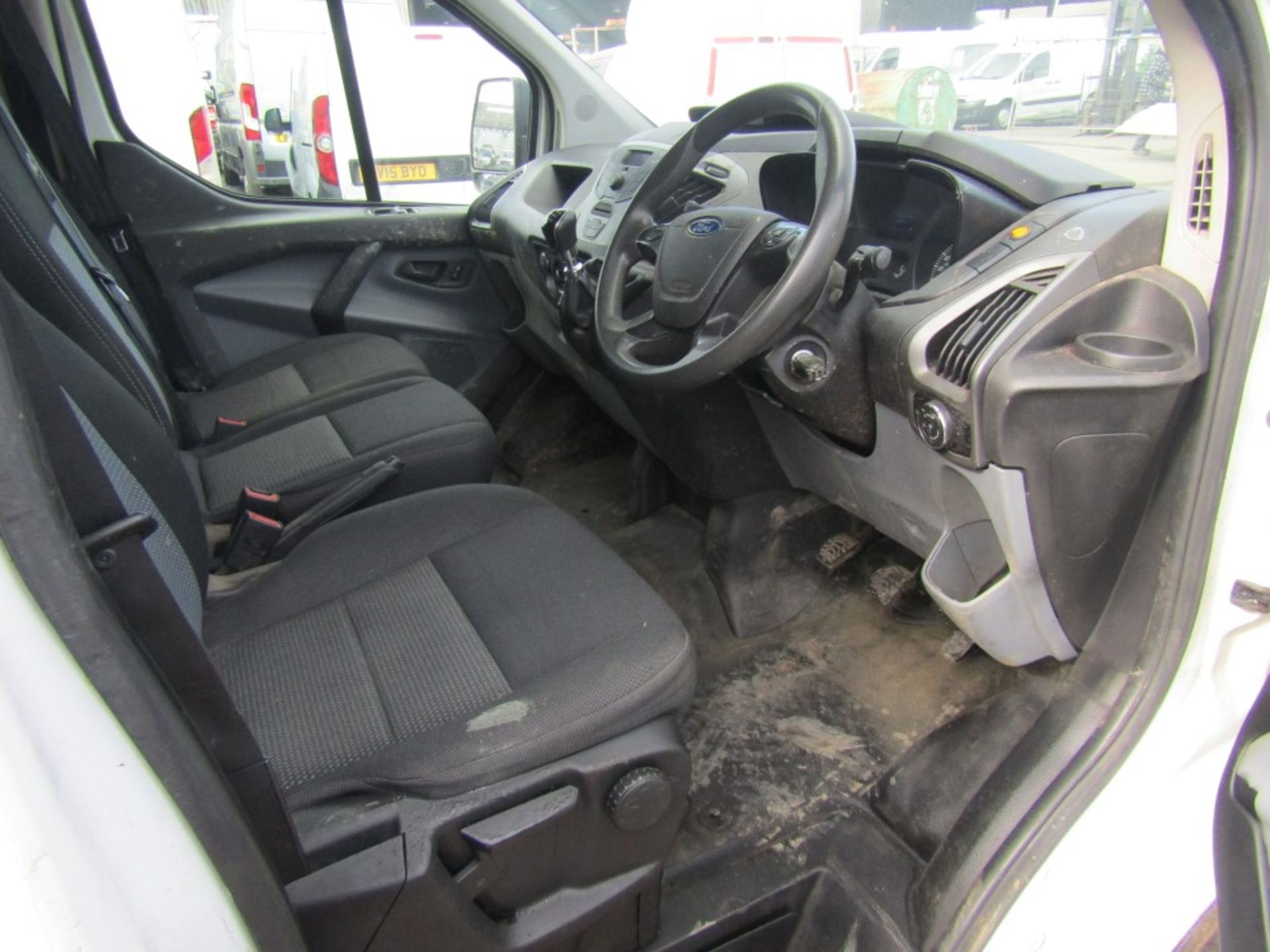 16 reg FORD TRANSIT CUSTOM 290 ECO-TECH (SLIGHT WOBBLE ON STEERING) 1ST REG 04/16, TEST 10/22, - Image 6 of 7