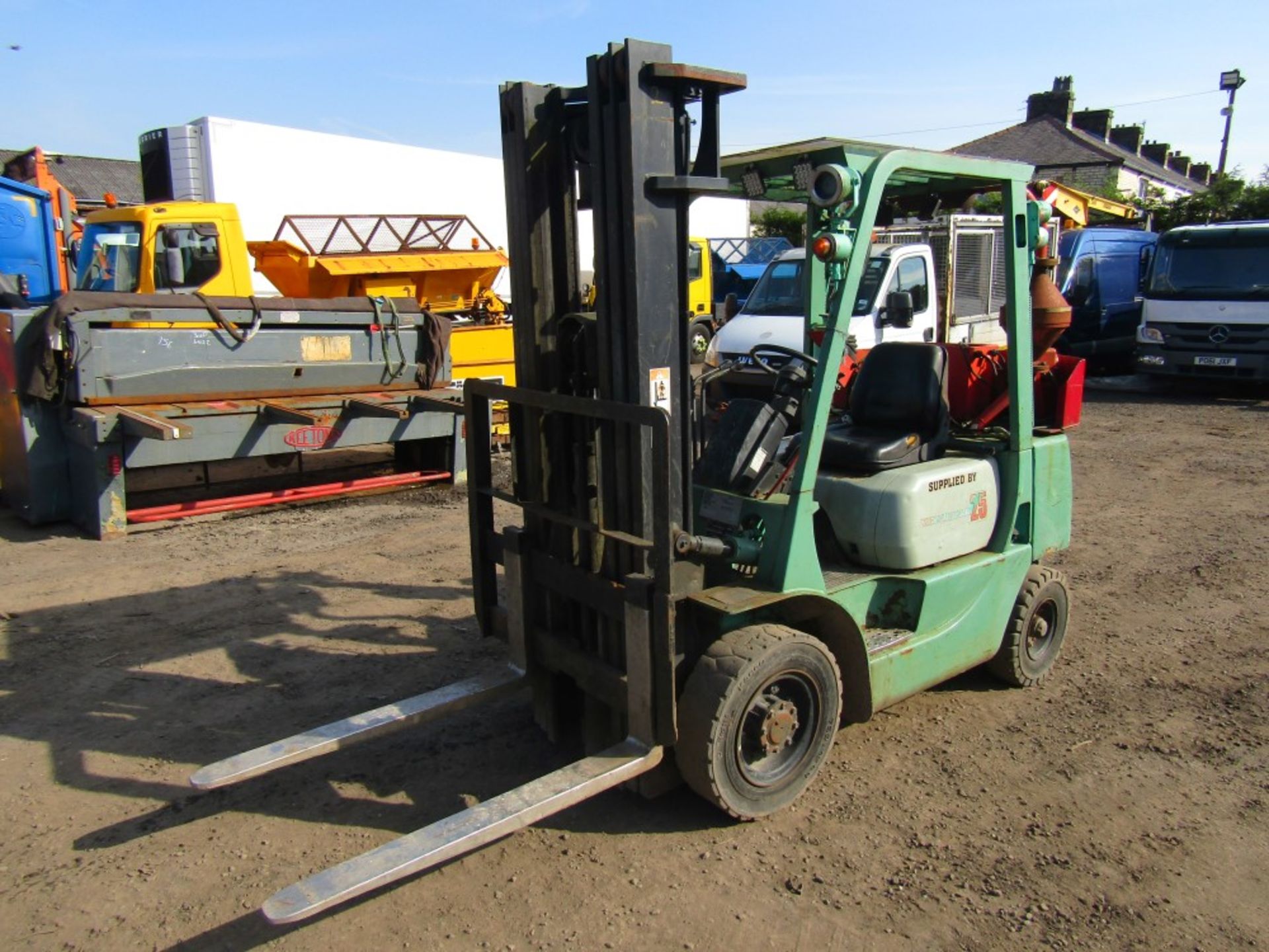 1996 MITSUBISIHI FD25 2.5 TON DIESEL FORK LIFT, TRIPLE MAST [+ VAT] - Image 2 of 5