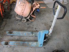 PALLET TRUCK [NO VAT]