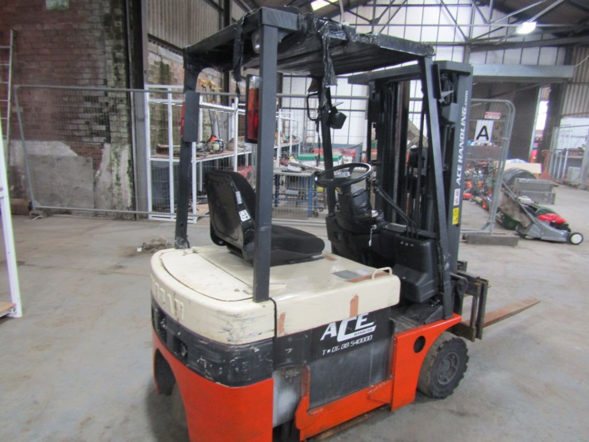 2001 NISSAN NO1L15U ELECTRIC FORK LIFT, TRIPLE MAST, LOW HEIGHT, CONTAINER SPEC, SIDE SHIFT [NO - Image 2 of 4