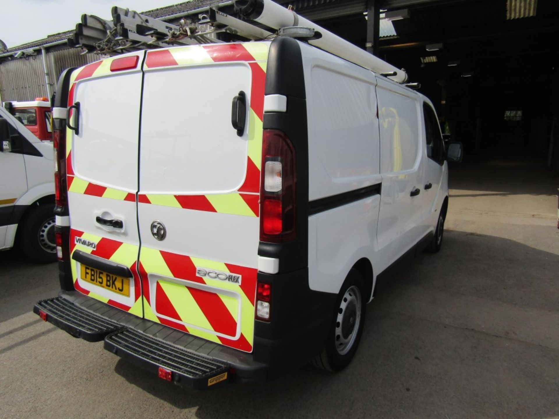 15 reg VAUXHALL VIVARO 2900 CDTI ECOFLEX, ROOF RACK WITH LADDERS, RACKING IN REAR, TWIN SIDE - Image 4 of 8