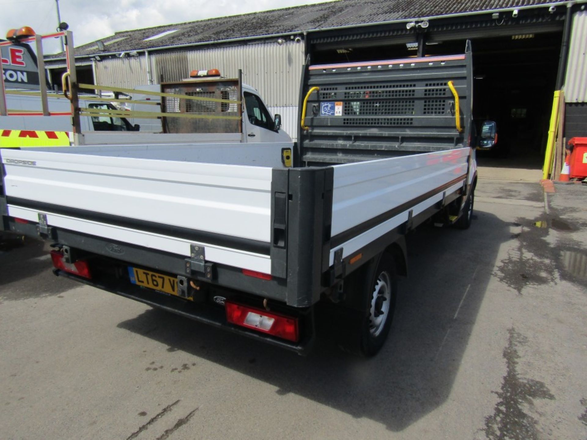 67 reg FORD TRANSIT 350 MWB DROPSIDE, 1ST REG 09/17, 124308M, NO V5 [+ VAT] - Image 4 of 6