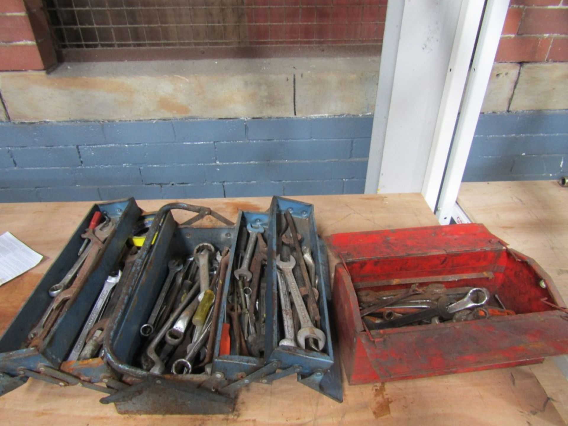 1 X METAL CANTILEVER TOOL BOX , 1 X RED TOOL BOX WITH TOOLS [NO VAT]