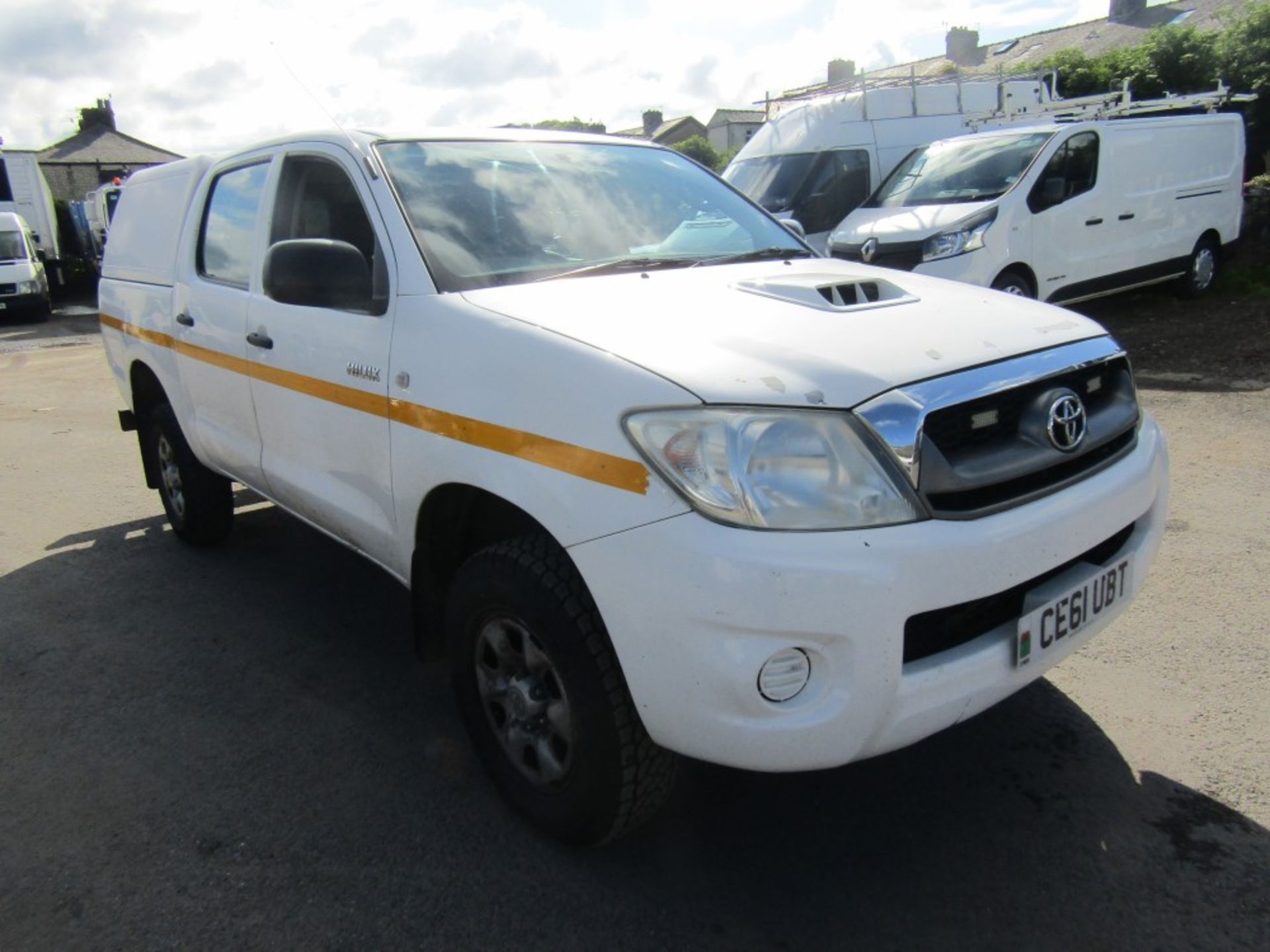 61 reg TOYOTA HILUX HL2 D/CAB D-4D PICKUP (DIRECT COUNCIL) FUEL TANK STRAPPED WITH RATCHET STRAP,