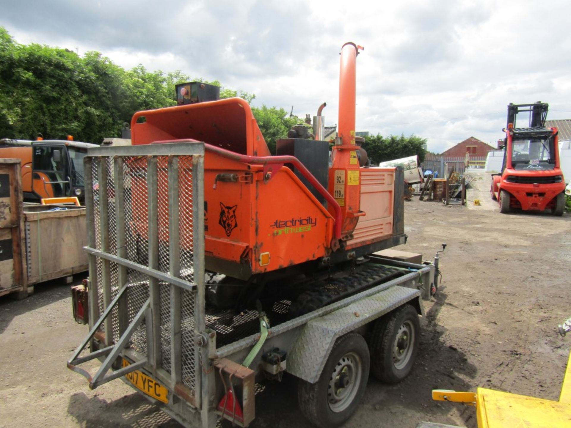 2013 TIMBERWOLF TW19 CHIPPER C/W TRAILER (RUNS & DRIVES BUT DOESN'T CHIP) - Image 2 of 4