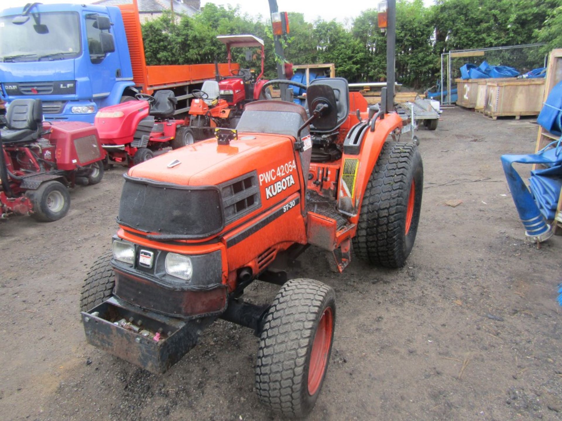 KUBOTA ST30 TRACTOR (DIRECT COUNCIL) 2960 HOURS [+ VAT] - Image 2 of 5