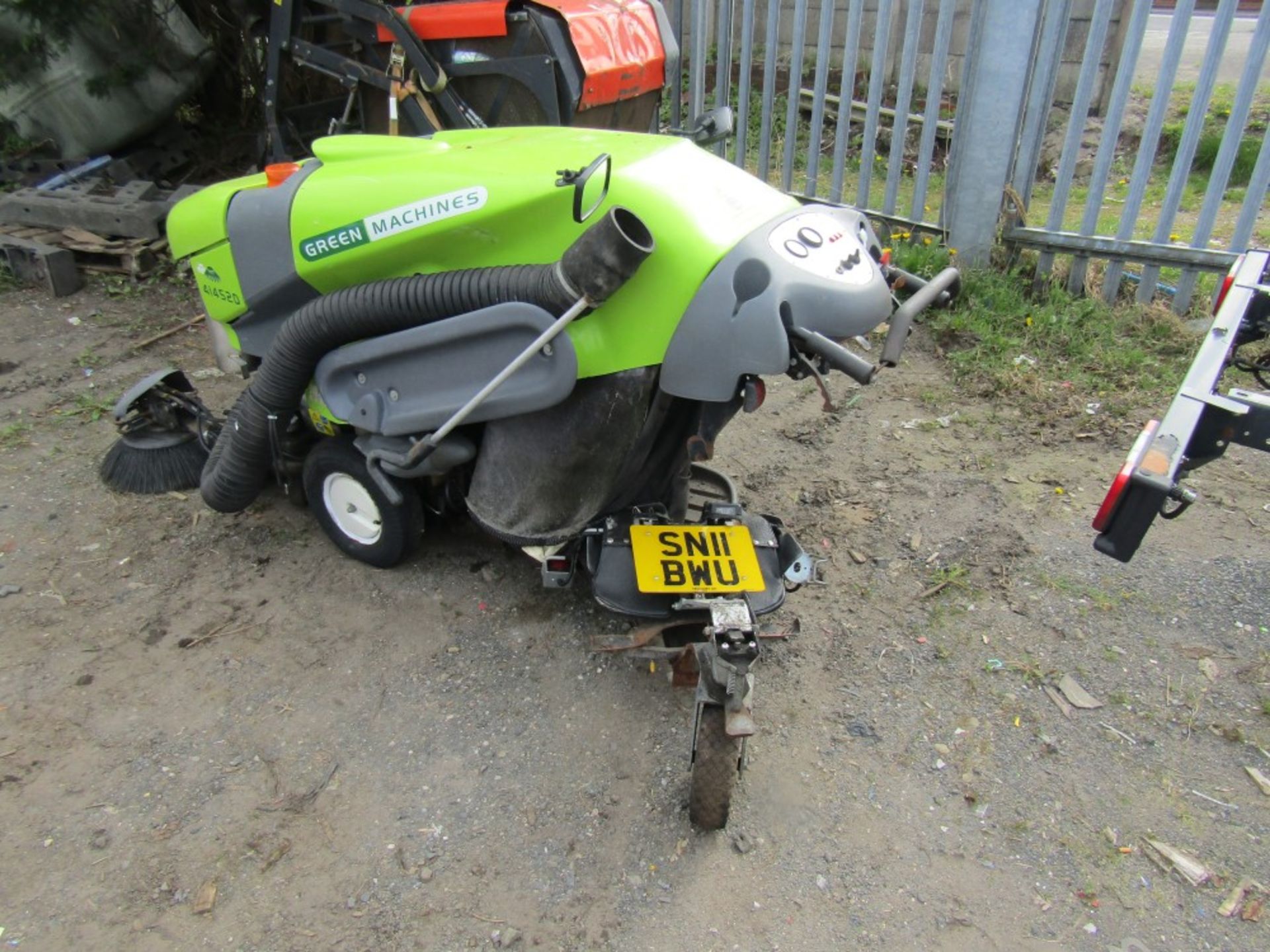 11 reg GREEN MACHINE 414S2D STREET CLEANING RIDE ON TRICYCLE, 1ST REG 05/11, 204 HOURS WARRANTED, V5 - Image 2 of 3