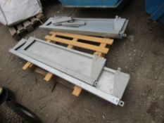 4 BATESON TRAILER SIDES & 4 UPRITE PEGS [NO VAT]