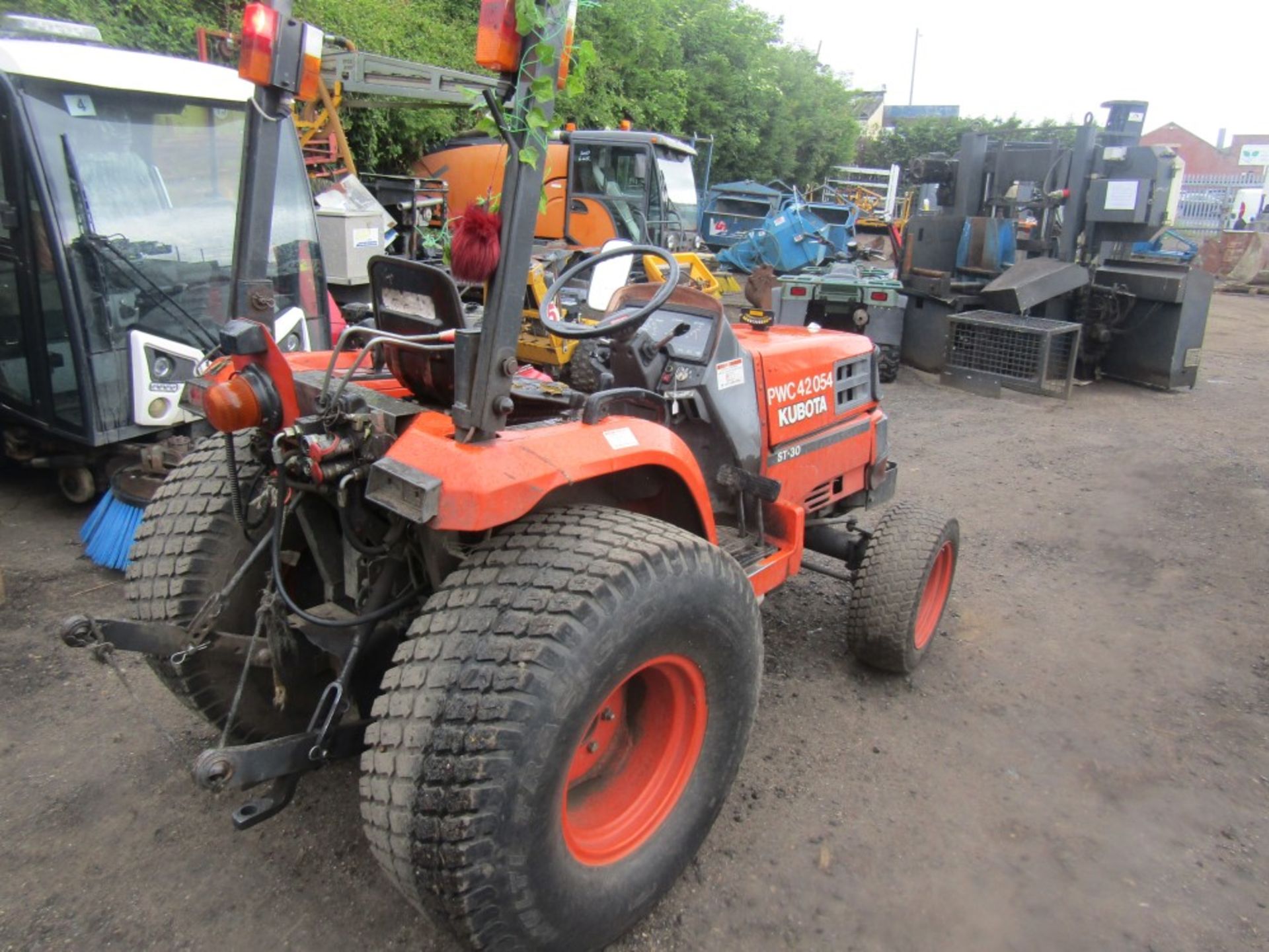 KUBOTA ST30 TRACTOR (DIRECT COUNCIL) 2960 HOURS [+ VAT] - Image 4 of 5