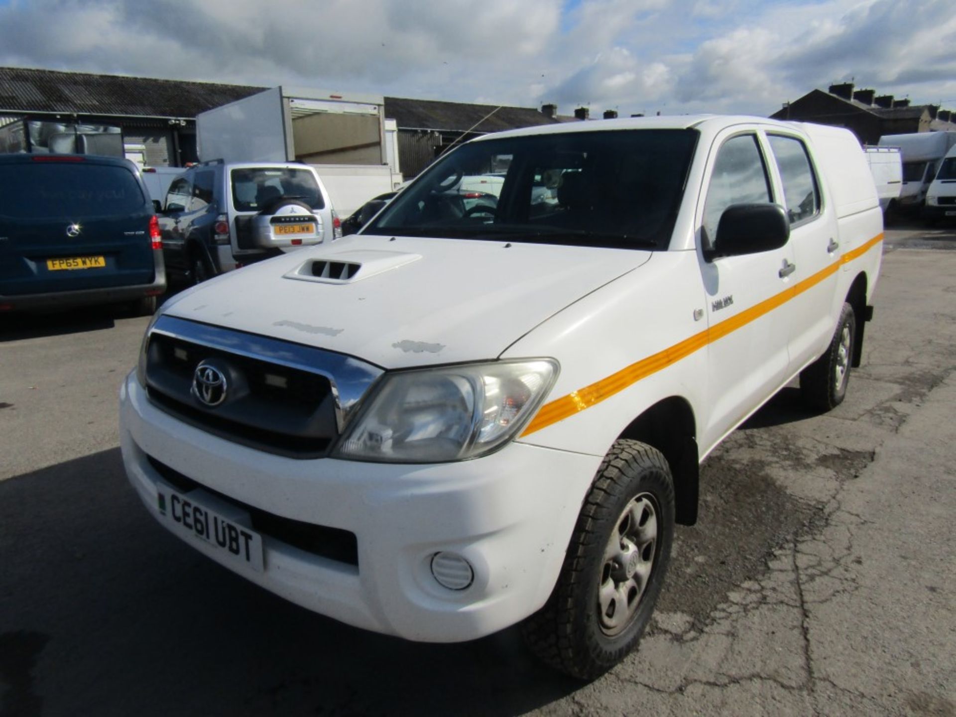 61 reg TOYOTA HILUX HL2 D/CAB D-4D PICKUP (DIRECT COUNCIL) FUEL TANK STRAPPED WITH RATCHET STRAP, - Image 2 of 6