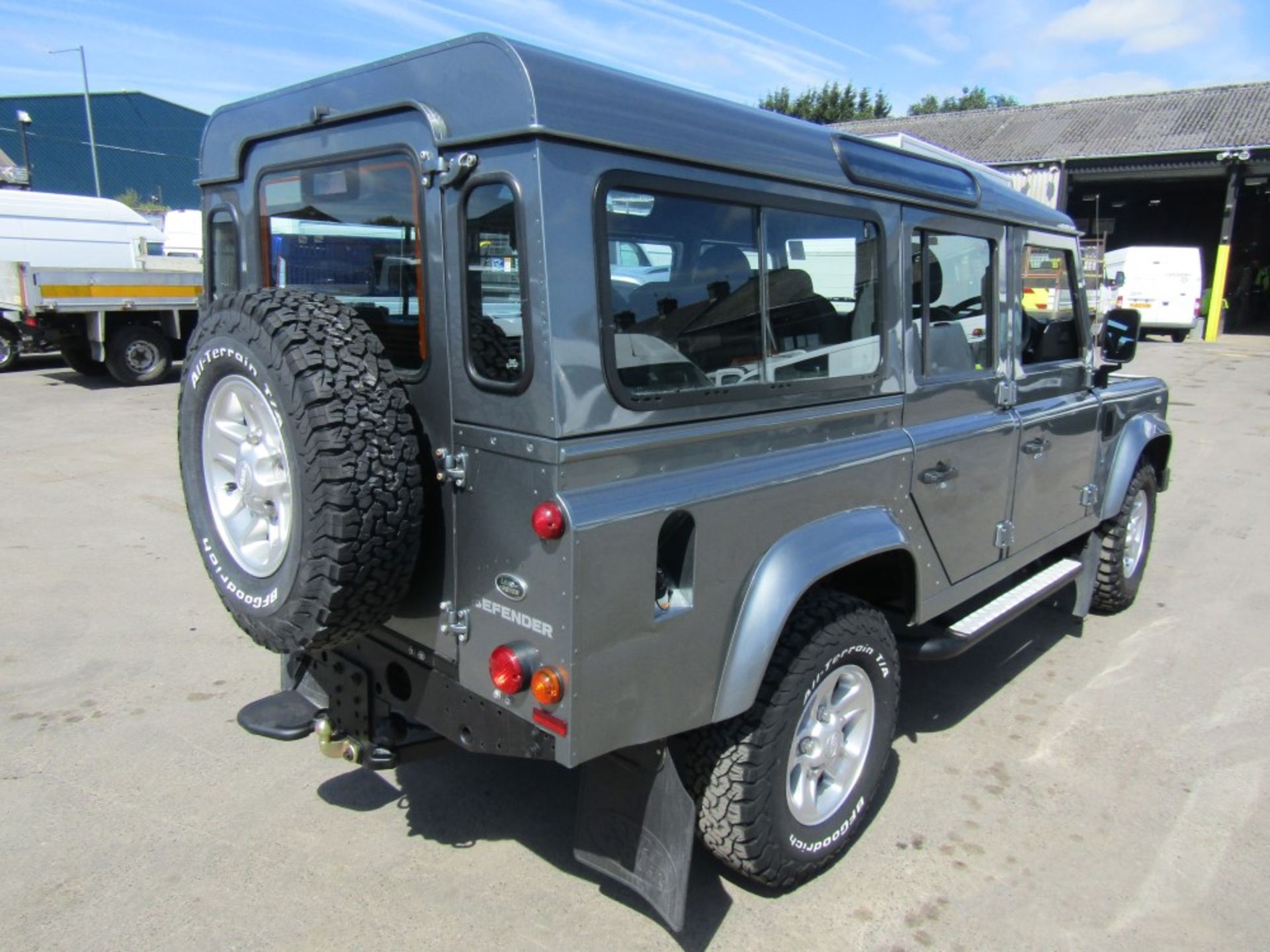 16 reg LAND ROVER DEFENDER 110 XS TD 7 SEAT D/C, AIR CON, HALF LEATHER, HEATED SEATS, ALLOYS, 1ST - Image 4 of 9