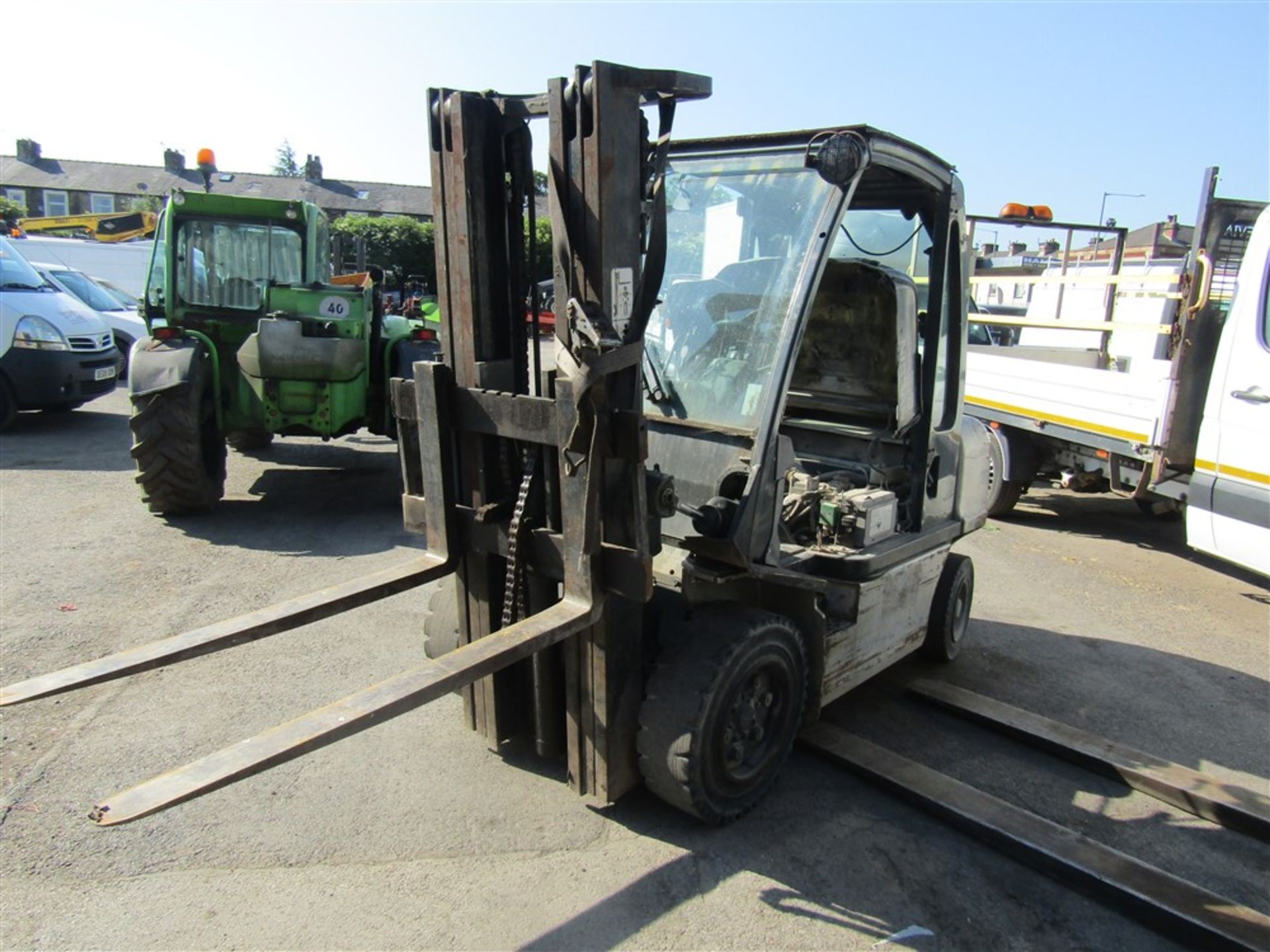 NISSAN 30 3T DIESEL FORKLIFT (RUNS BUT DOESNT DRIVE) (DIRECT COUNCIL) HOURS UNKNOWN [+ VAT] - Image 2 of 5