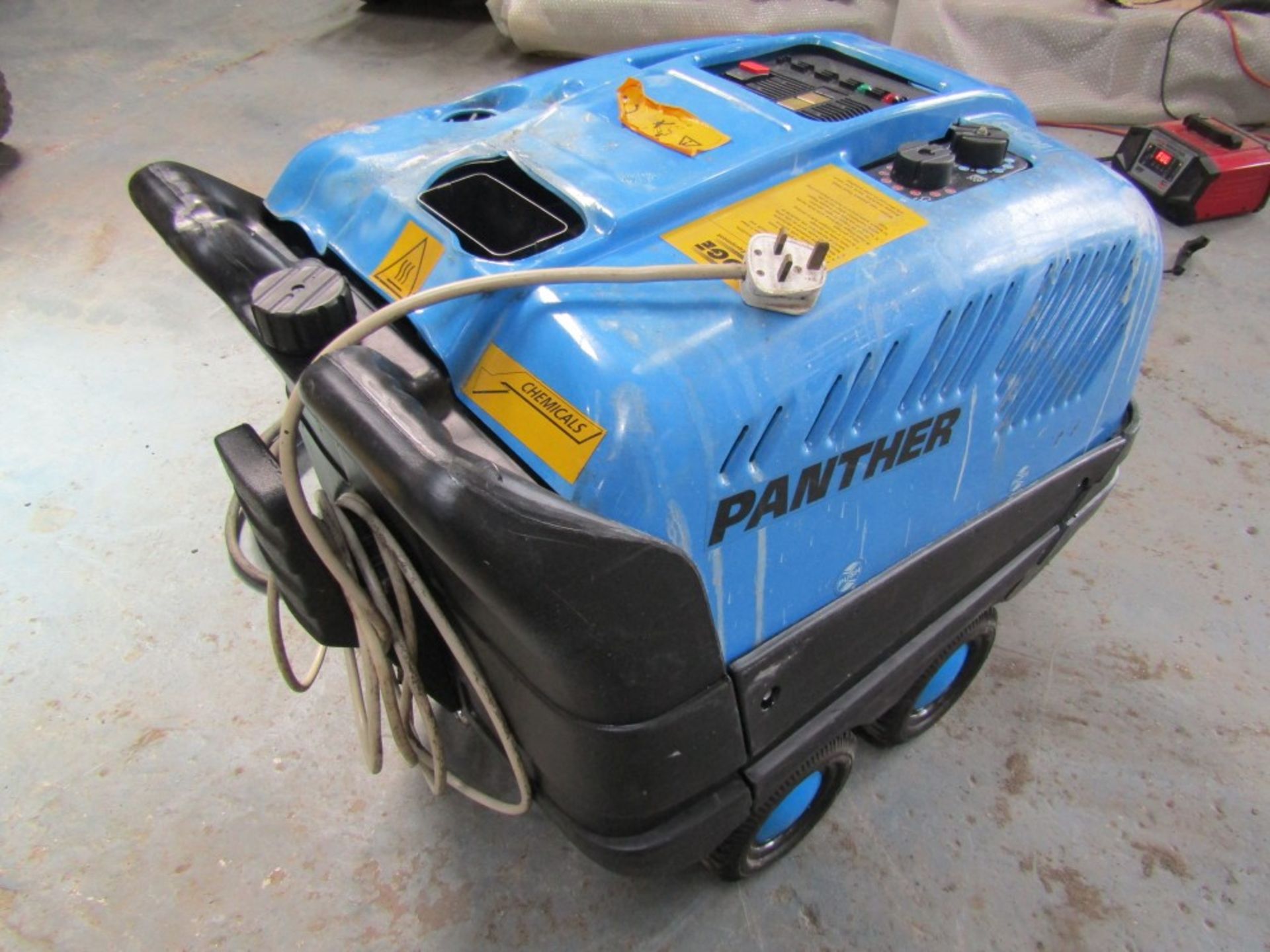 PANTHER 240V HOT & COLD DIESEL PRESSURE WASHER C/W LANCE & HOSE [NO VAT] - Image 2 of 3