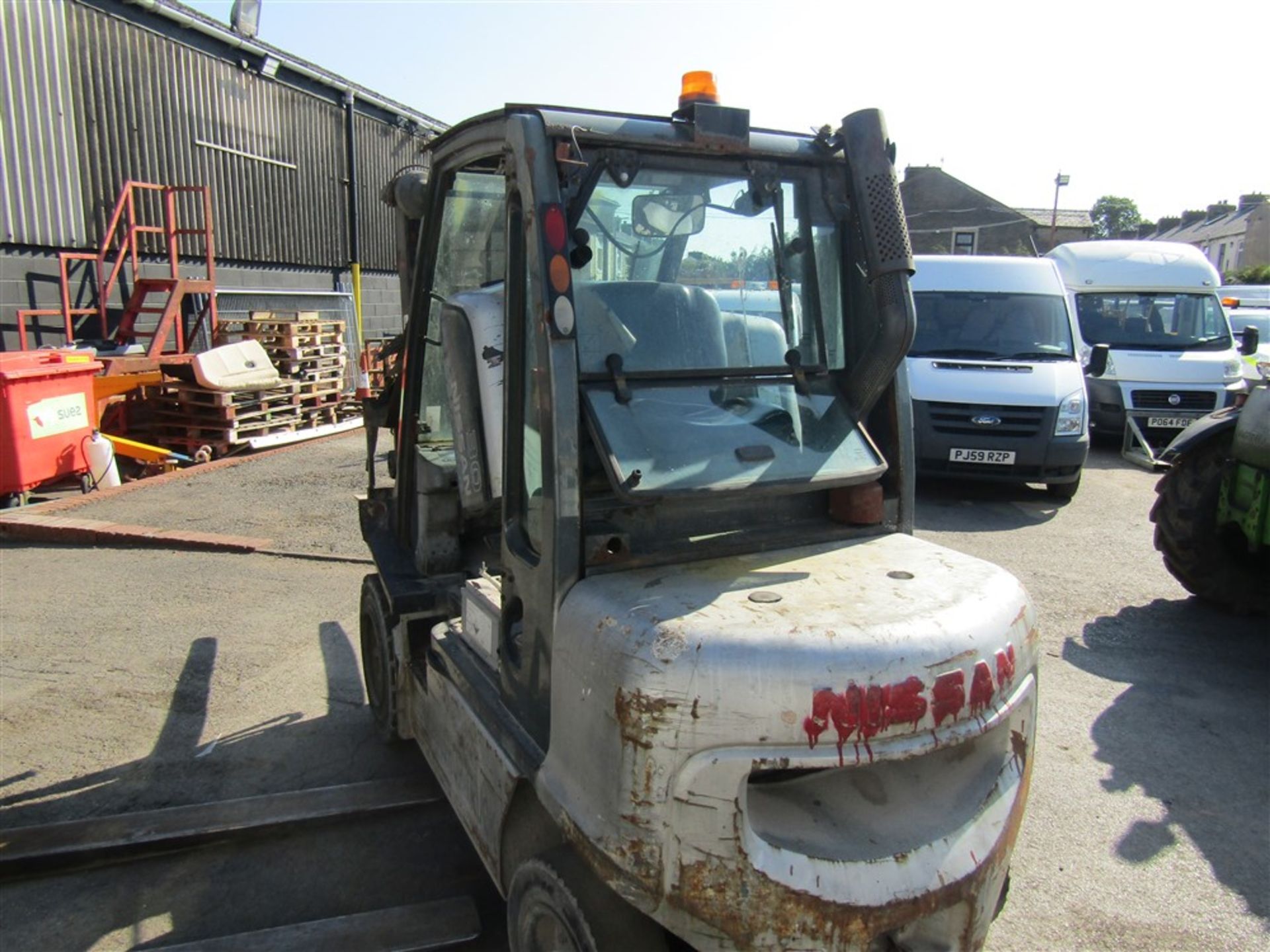 NISSAN 30 3T DIESEL FORKLIFT (RUNS BUT DOESNT DRIVE) (DIRECT COUNCIL) HOURS UNKNOWN [+ VAT] - Image 3 of 5