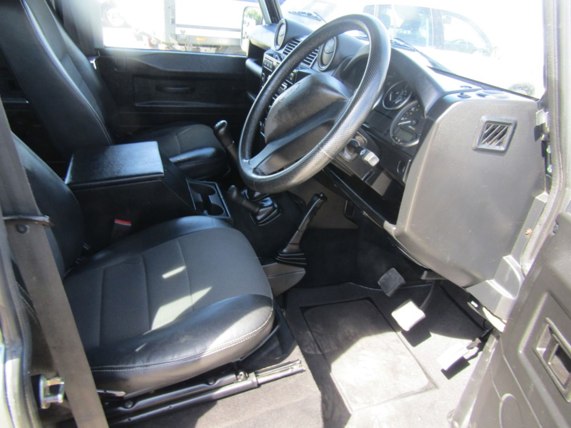 16 reg LAND ROVER DEFENDER 110 XS TD 7 SEAT D/C, AIR CON, HALF LEATHER, HEATED SEATS, ALLOYS, 1ST - Image 7 of 9