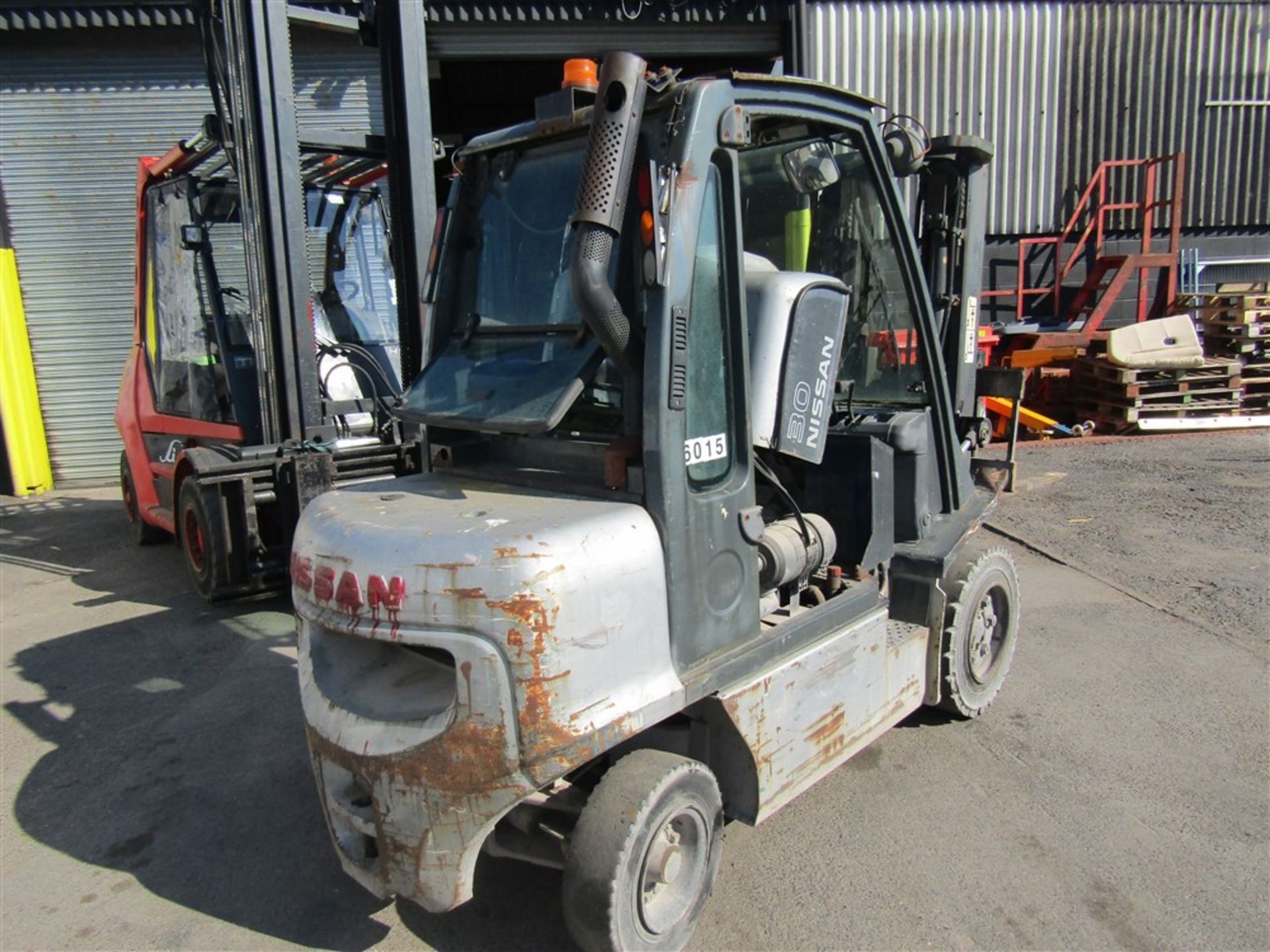 NISSAN 30 3T DIESEL FORKLIFT (RUNS BUT DOESNT DRIVE) (DIRECT COUNCIL) HOURS UNKNOWN [+ VAT] - Image 4 of 5