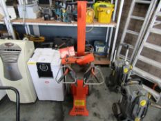 240V ELECTRIC LOG SPLITTER (DIRECT HIRE COMPANY) [+ VAT]