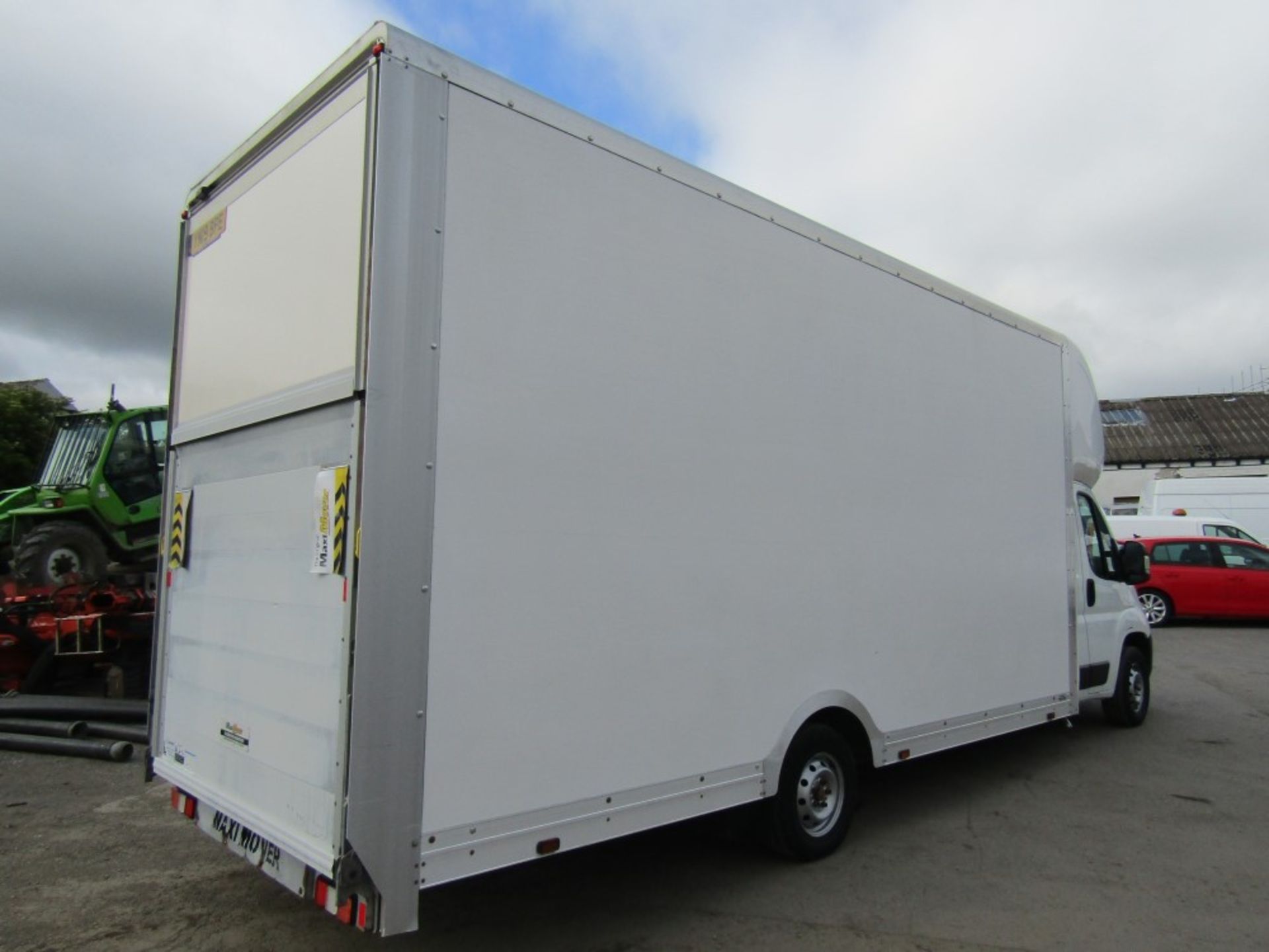 19 reg PEUGEOT BOXER 335 BLUE HDI 18FT LOW LOAD LUTON BOX C/W TAIL LIFT, 1ST REG 03/19, 123739M, - Image 4 of 8