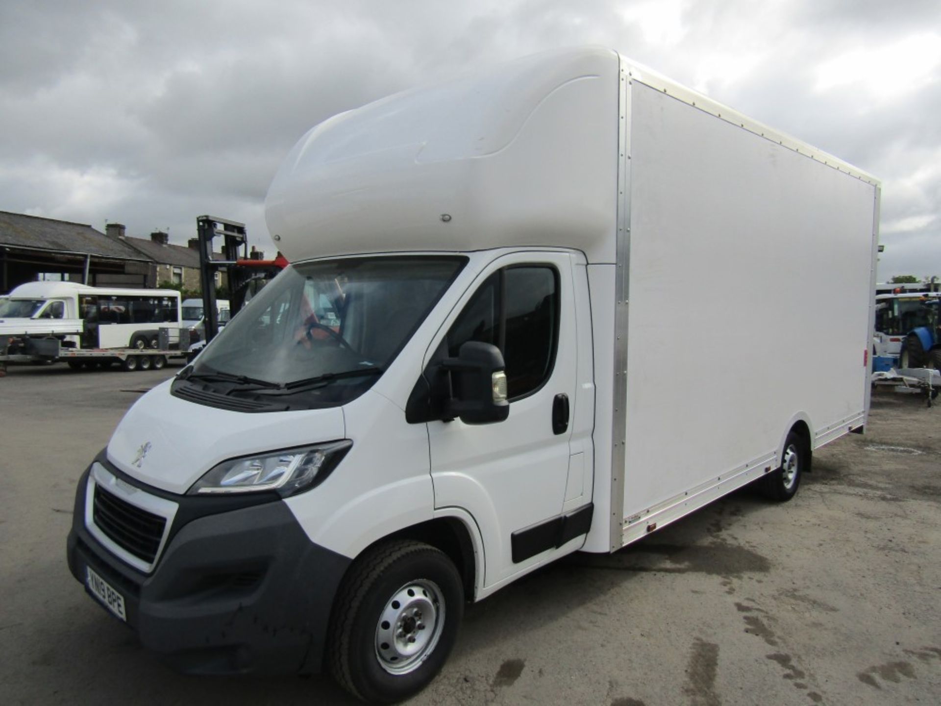 19 reg PEUGEOT BOXER 335 BLUE HDI 18FT LOW LOAD LUTON BOX C/W TAIL LIFT, 1ST REG 03/19, 123739M, - Image 2 of 8