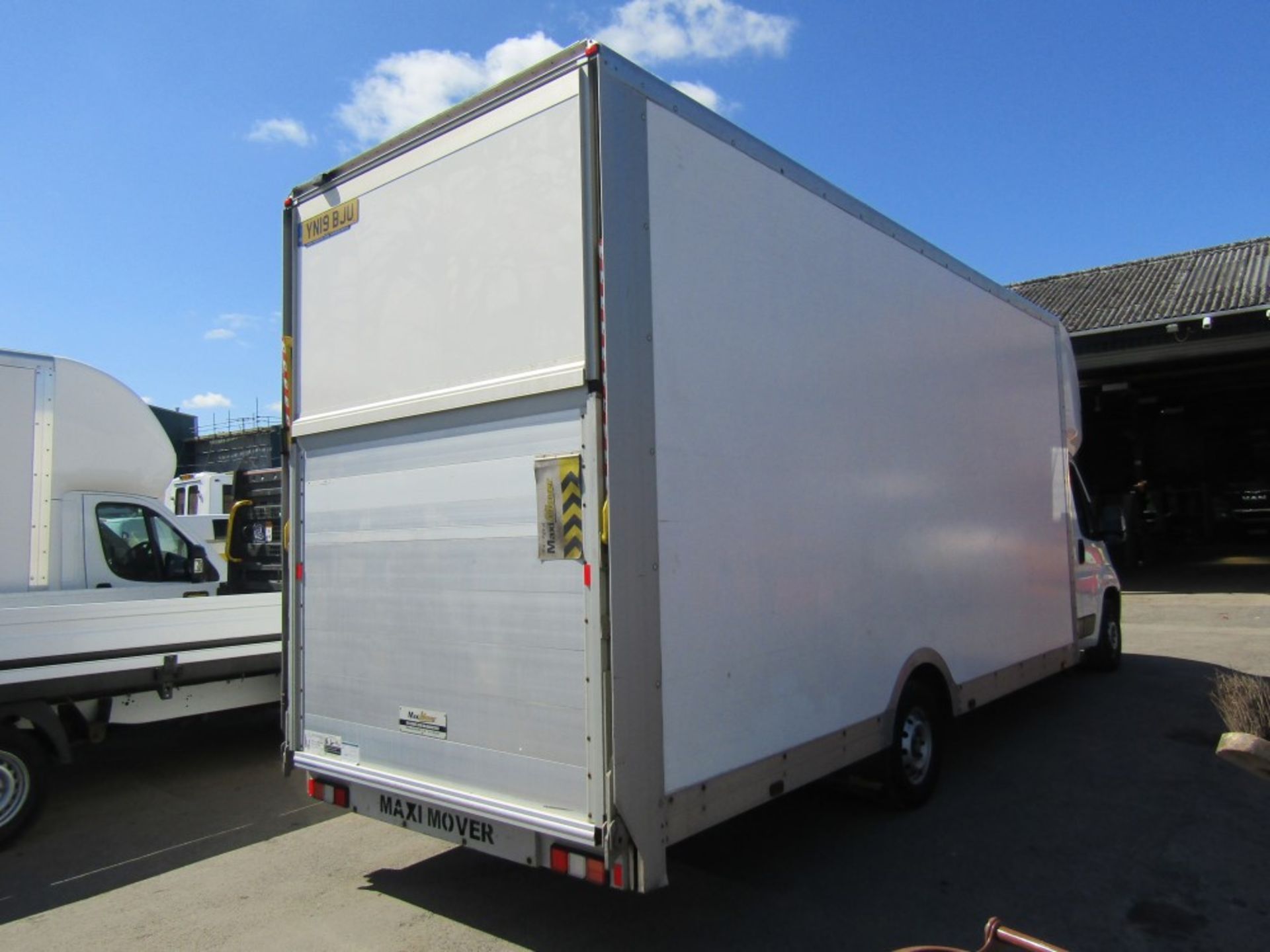 19 reg PEUGEOT BOXER 335 BLUE HDI 18FT LOW LOAD LUTON BOX C/W TAIL LIFT, 1ST REG 03/19, 106359M - Image 4 of 7